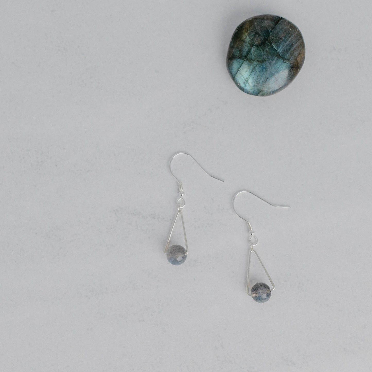 Handgefertigte Montara Ohrringe in Dreiecksform – inspiriert von der Bergform. Dezenter, moderner Edelsteinschmuck mit Labradorit. Einzigartige Begleiter von Moonlight Edelsteine.