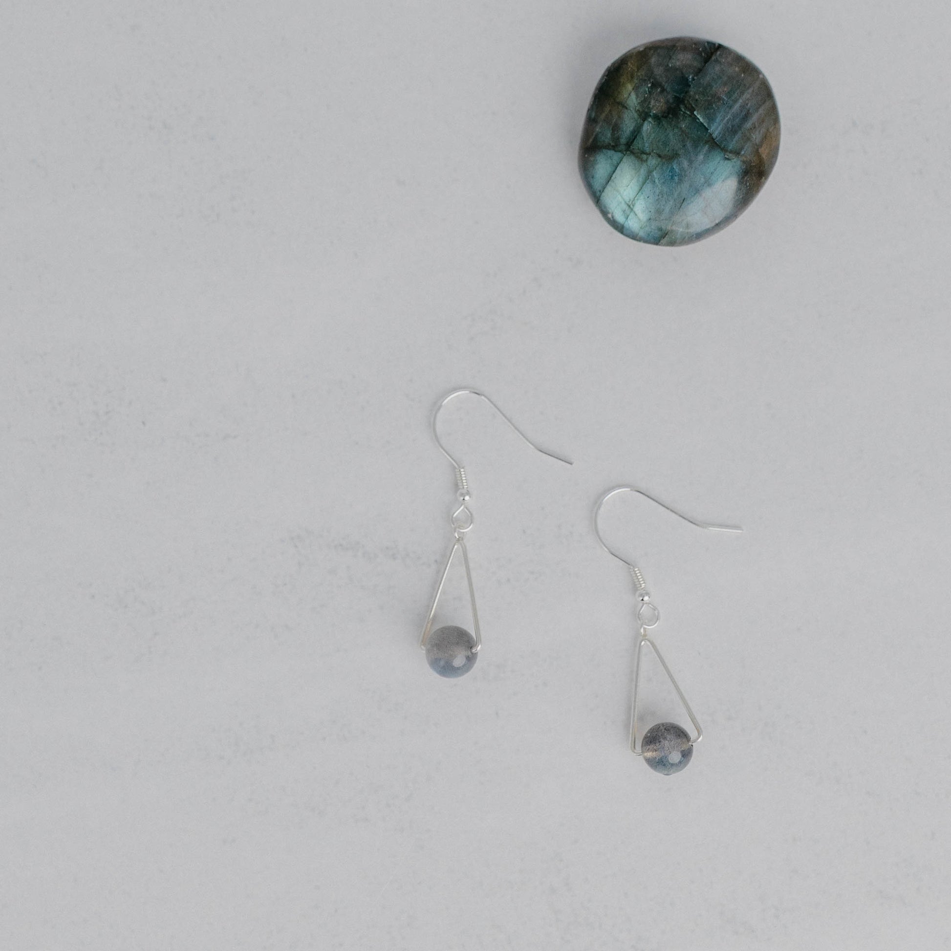 Handgefertigte Montara Ohrringe in Dreiecksform – inspiriert von der Bergform. Dezenter, moderner Edelsteinschmuck mit Labradorit. Einzigartige Begleiter von Moonlight Edelsteine.