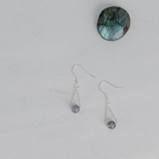 Handgefertigte Montara Ohrringe in Dreiecksform – inspiriert von der Bergform. Dezenter, moderner Edelsteinschmuck mit Labradorit. Einzigartige Begleiter von Moonlight Edelsteine.