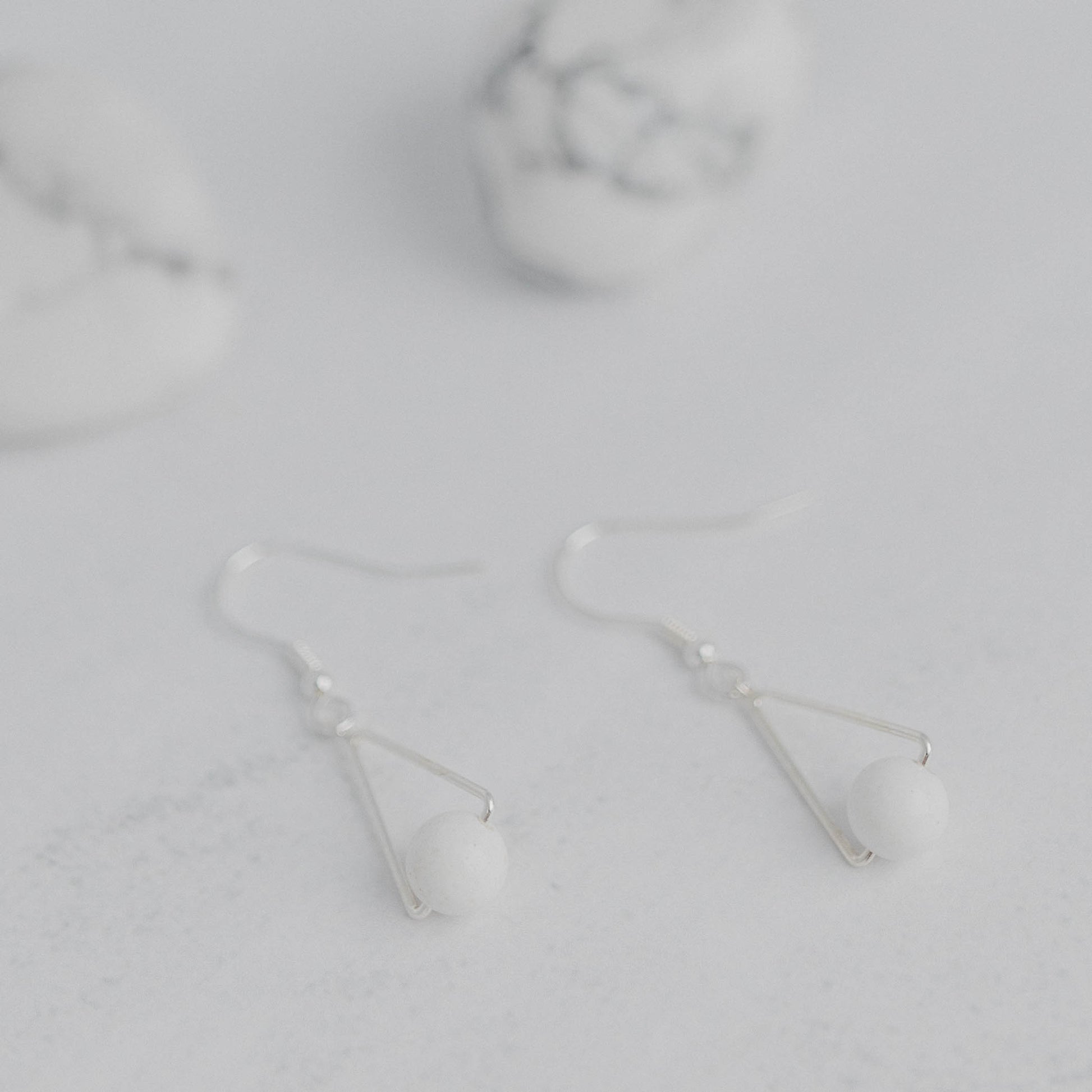 Handgefertigte Montara Ohrringe in Dreiecksform – inspiriert von der Bergform. Dezenter, moderner Edelsteinschmuck mit Magnesit. Einzigartige Begleiter von Moonlight Edelsteine.