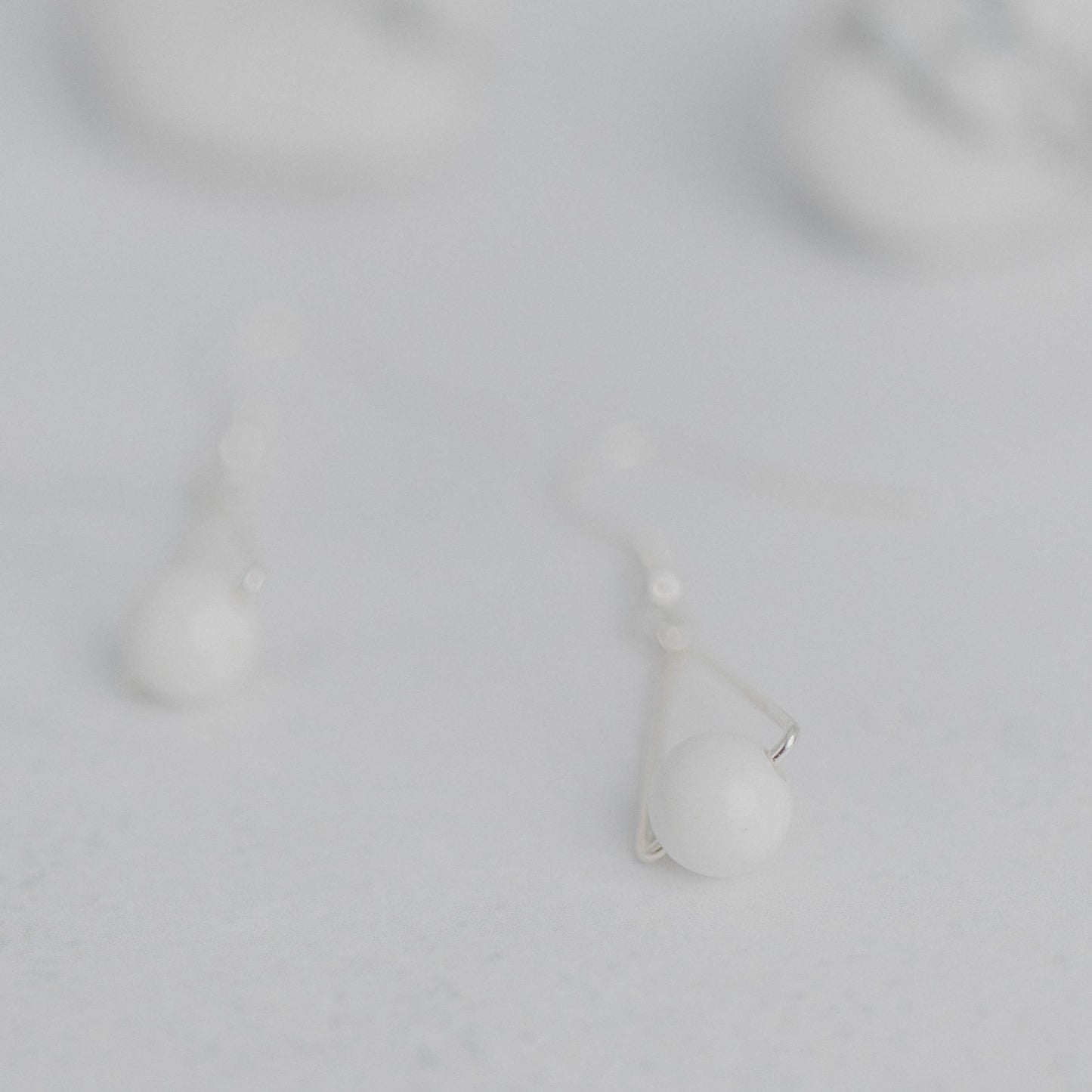 Handgefertigte Montara Ohrringe in Dreiecksform – inspiriert von der Bergform. Dezenter, moderner Edelsteinschmuck mit Magnesit. Einzigartige Begleiter von Moonlight Edelsteine.