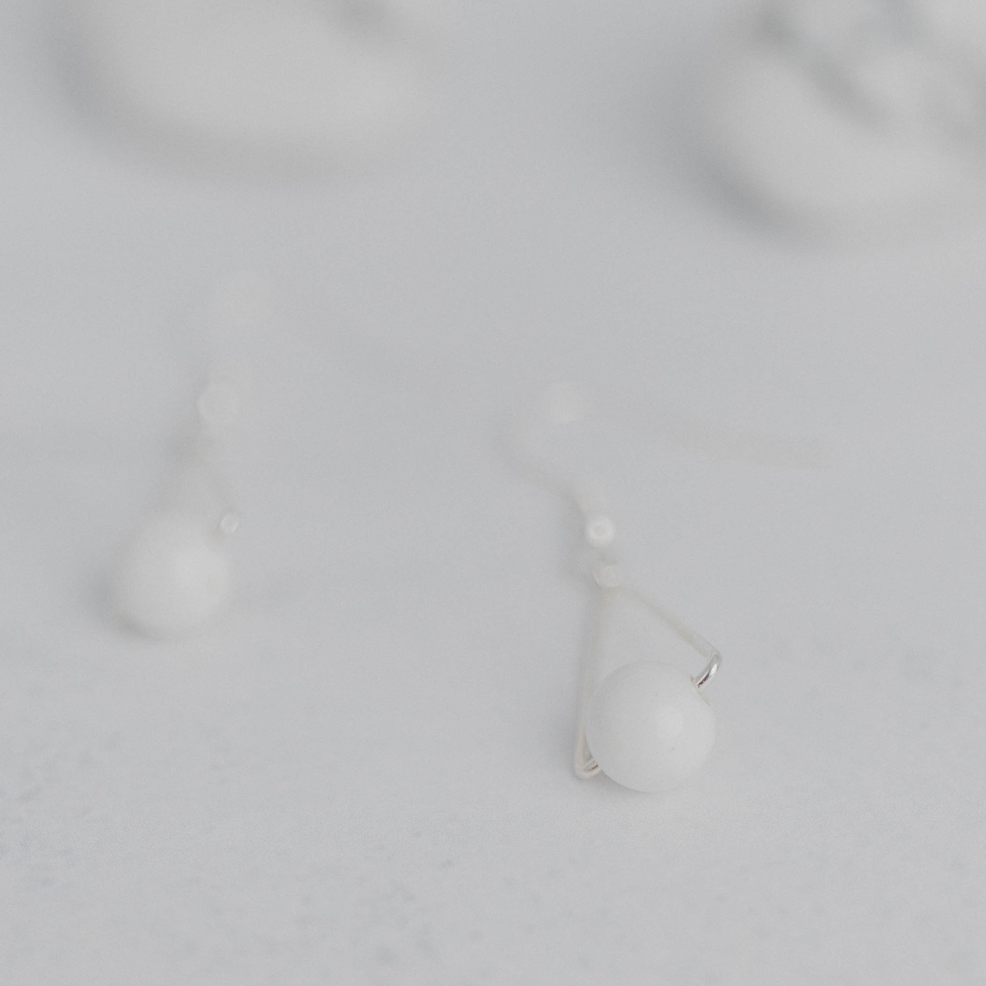 Handgefertigte Montara Ohrringe in Dreiecksform – inspiriert von der Bergform. Dezenter, moderner Edelsteinschmuck mit Magnesit. Einzigartige Begleiter von Moonlight Edelsteine.