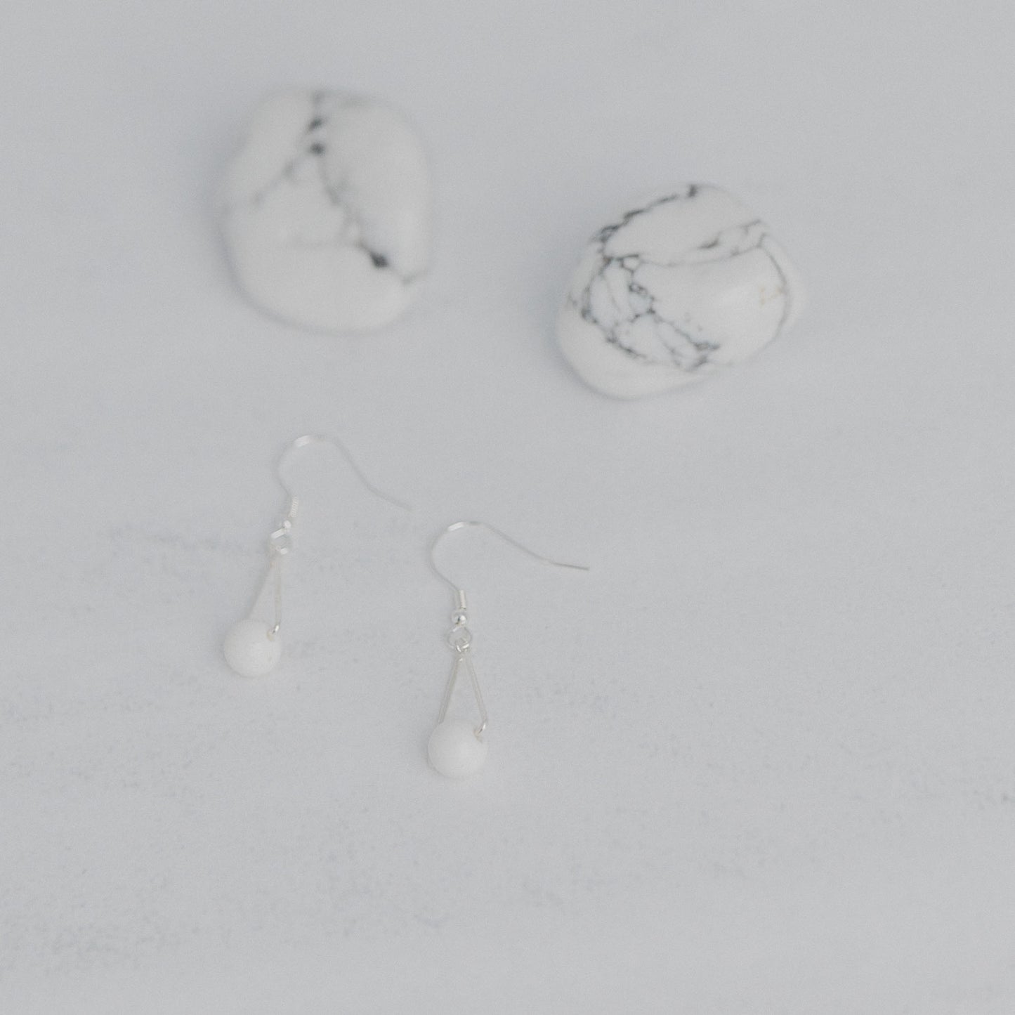 Handgefertigte Montara Ohrringe in Dreiecksform – inspiriert von der Bergform. Dezenter, moderner Edelsteinschmuck mit Magnesit. Einzigartige Begleiter von Moonlight Edelsteine.