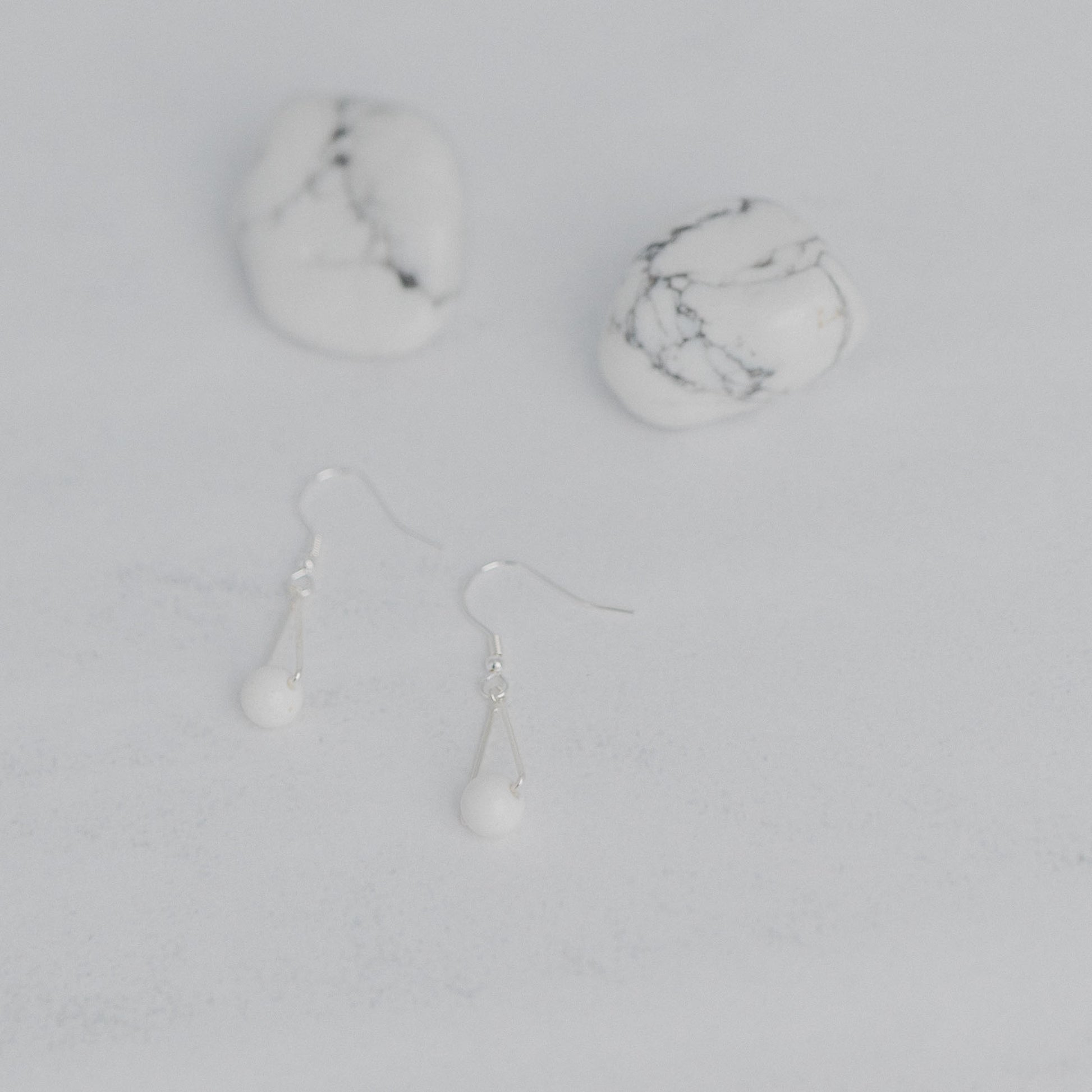 Handgefertigte Montara Ohrringe in Dreiecksform – inspiriert von der Bergform. Dezenter, moderner Edelsteinschmuck mit Magnesit. Einzigartige Begleiter von Moonlight Edelsteine.