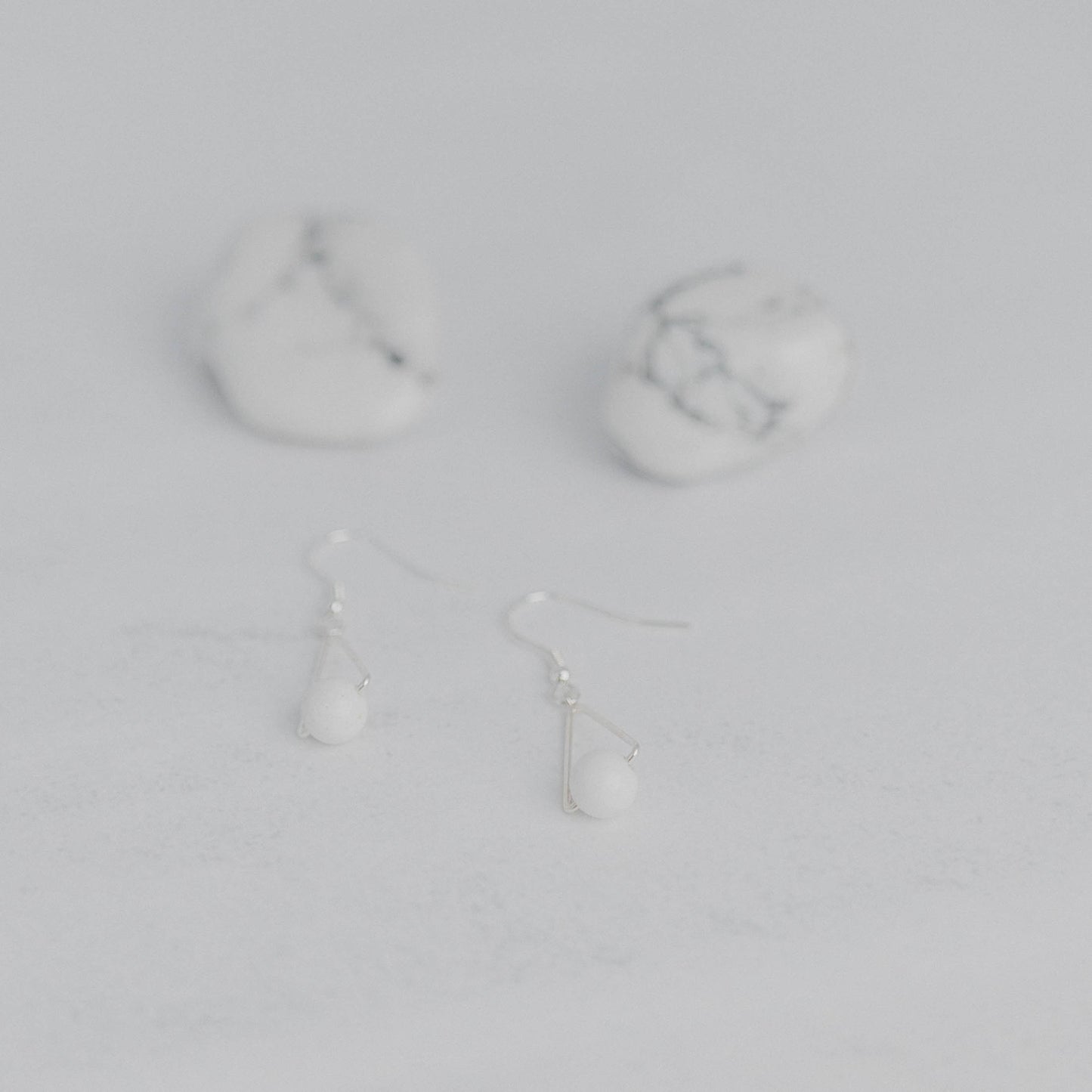Handgefertigte Montara Ohrringe in Dreiecksform – inspiriert von der Bergform. Dezenter, moderner Edelsteinschmuck mit Magnesit. Einzigartige Begleiter von Moonlight Edelsteine.