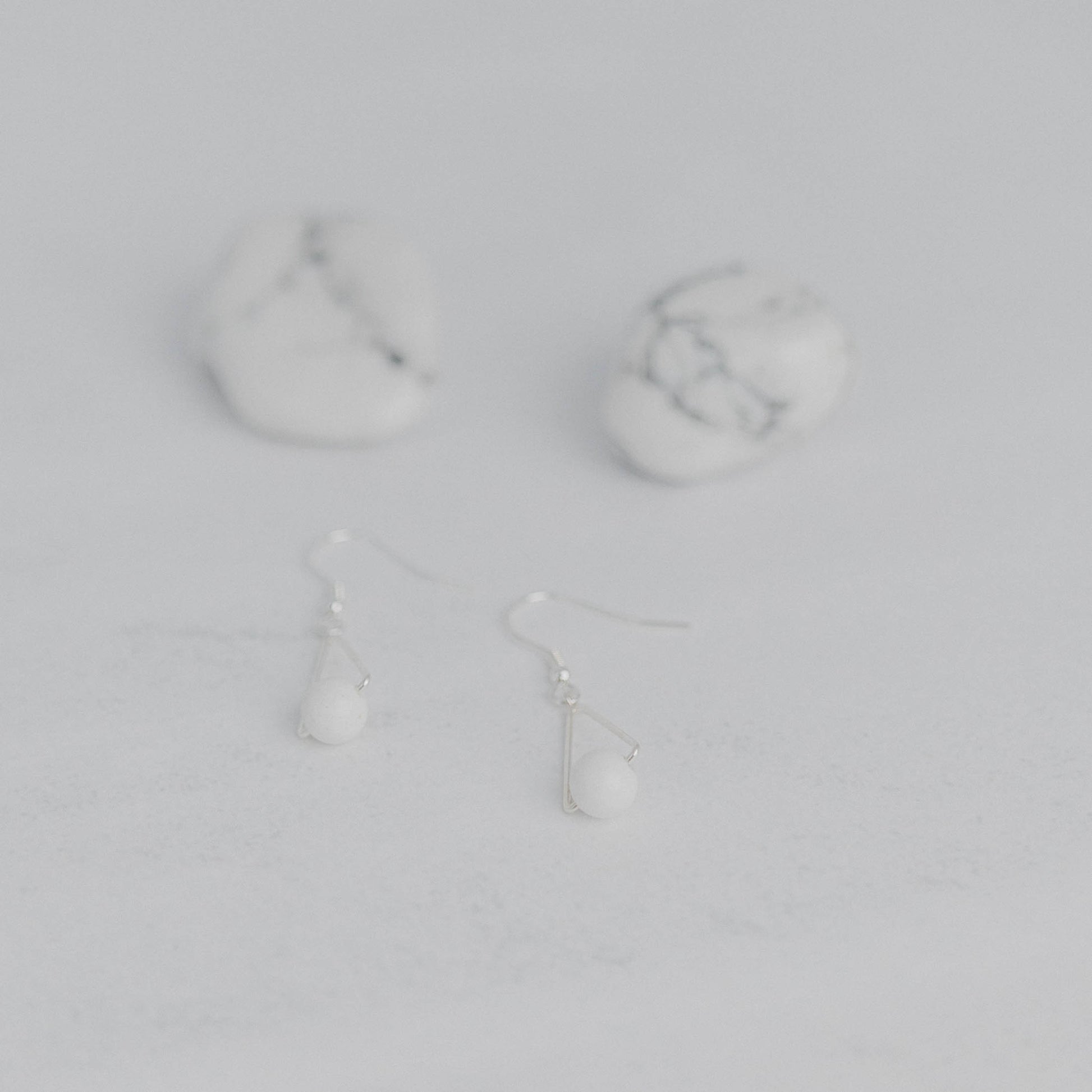 Handgefertigte Montara Ohrringe in Dreiecksform – inspiriert von der Bergform. Dezenter, moderner Edelsteinschmuck mit Magnesit. Einzigartige Begleiter von Moonlight Edelsteine.