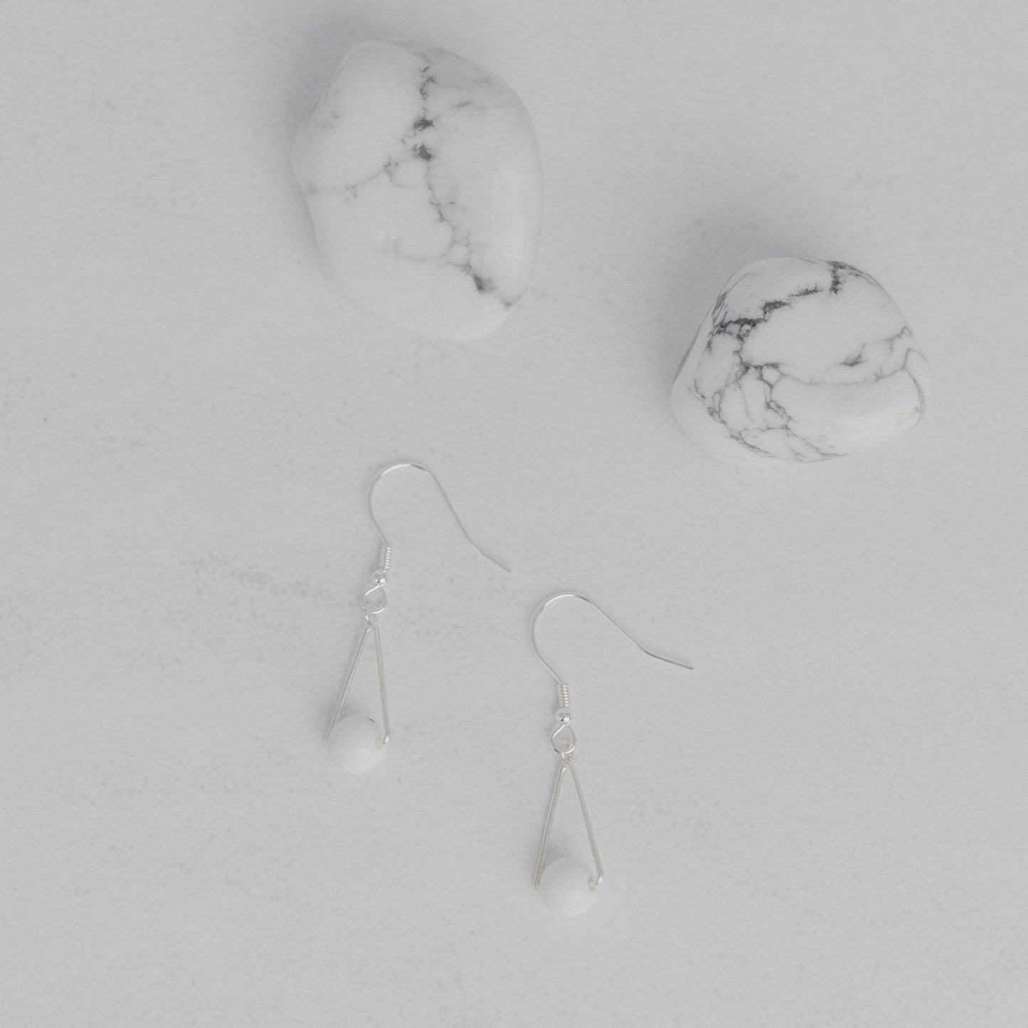 Handgefertigte Montara Ohrringe in Dreiecksform – inspiriert von der Bergform. Dezenter, moderner Edelsteinschmuck mit Magnesit. Einzigartige Begleiter von Moonlight Edelsteine.