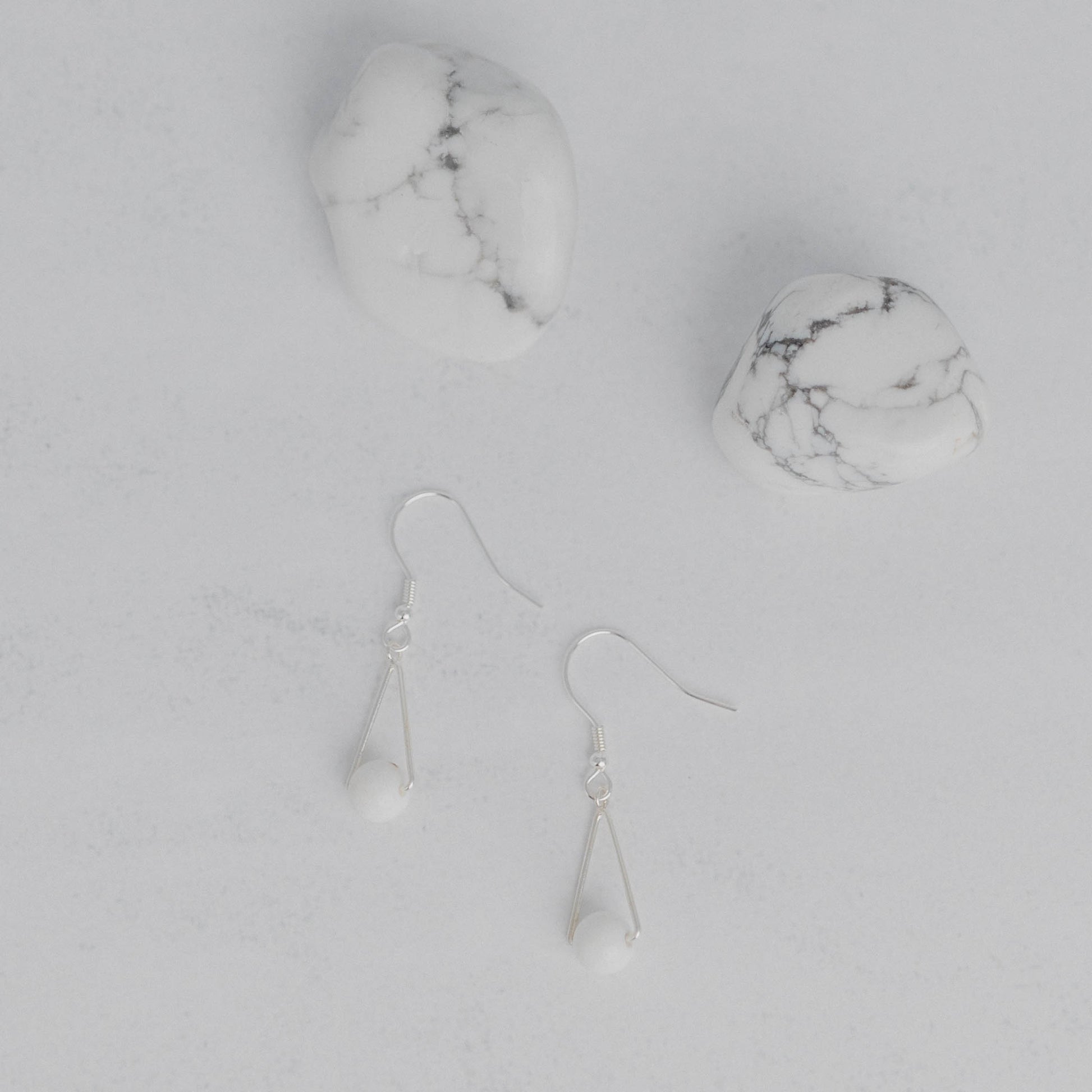 Handgefertigte Montara Ohrringe in Dreiecksform – inspiriert von der Bergform. Dezenter, moderner Edelsteinschmuck mit Magnesit. Einzigartige Begleiter von Moonlight Edelsteine.