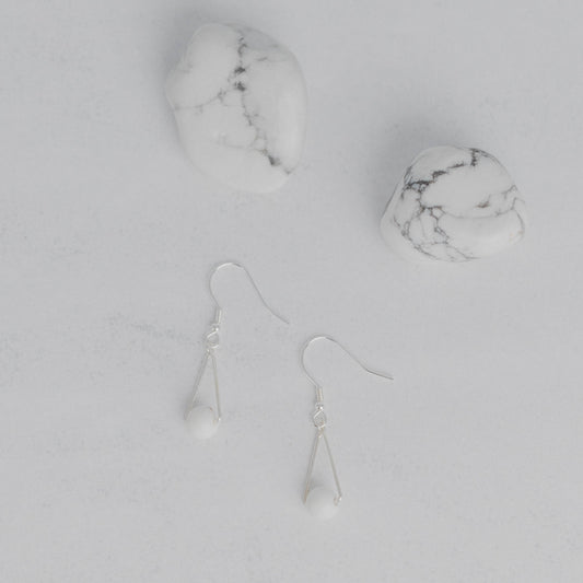 Handgefertigte Montara Ohrringe in Dreiecksform – inspiriert von der Bergform. Dezenter, moderner Edelsteinschmuck mit Magnesit. Einzigartige Begleiter von Moonlight Edelsteine.