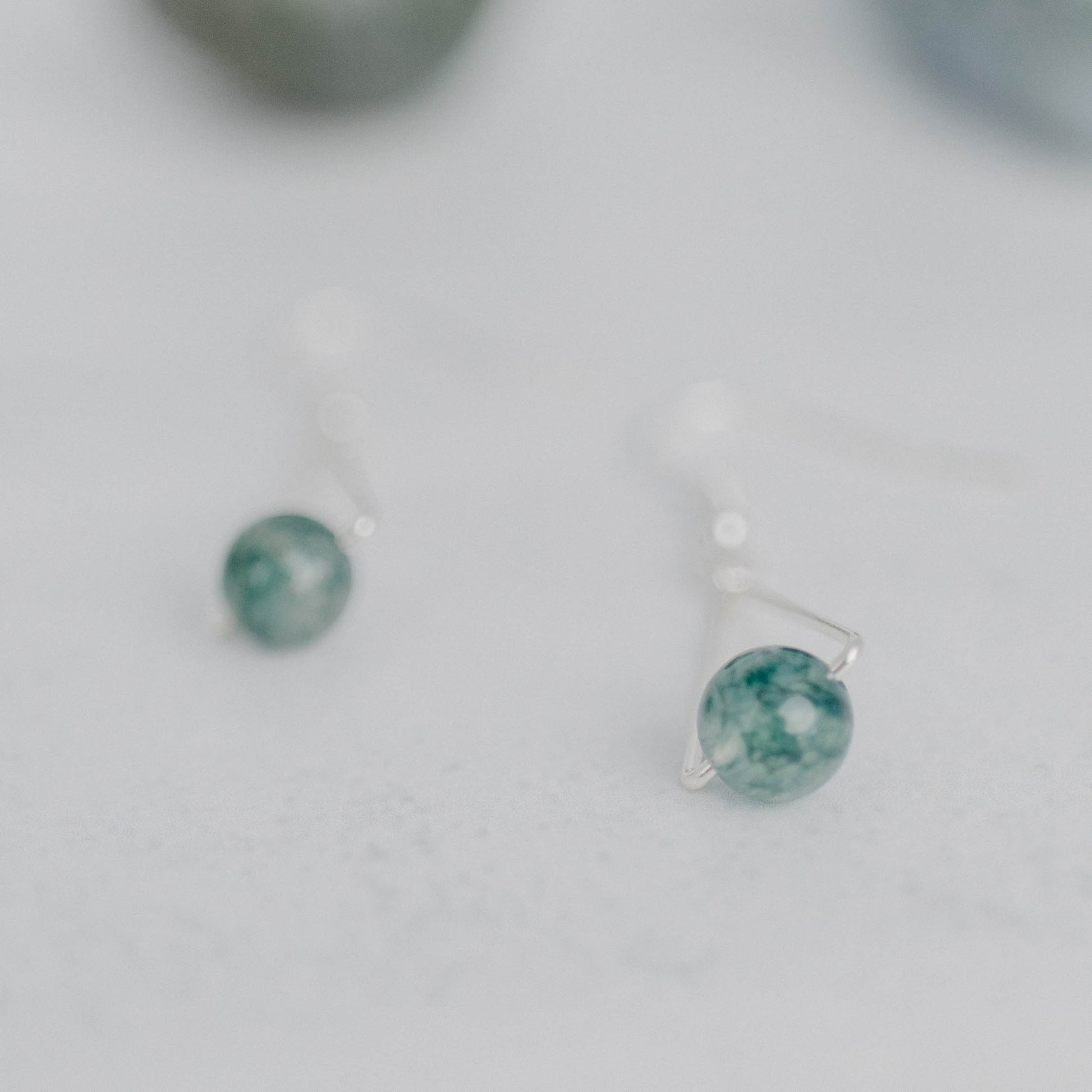 Handgefertigte Montara Ohrringe in Dreiecksform – inspiriert von der Bergform. Dezenter, moderner Edelsteinschmuck mit Moosachat. Einzigartige Begleiter von Moonlight Edelsteine.