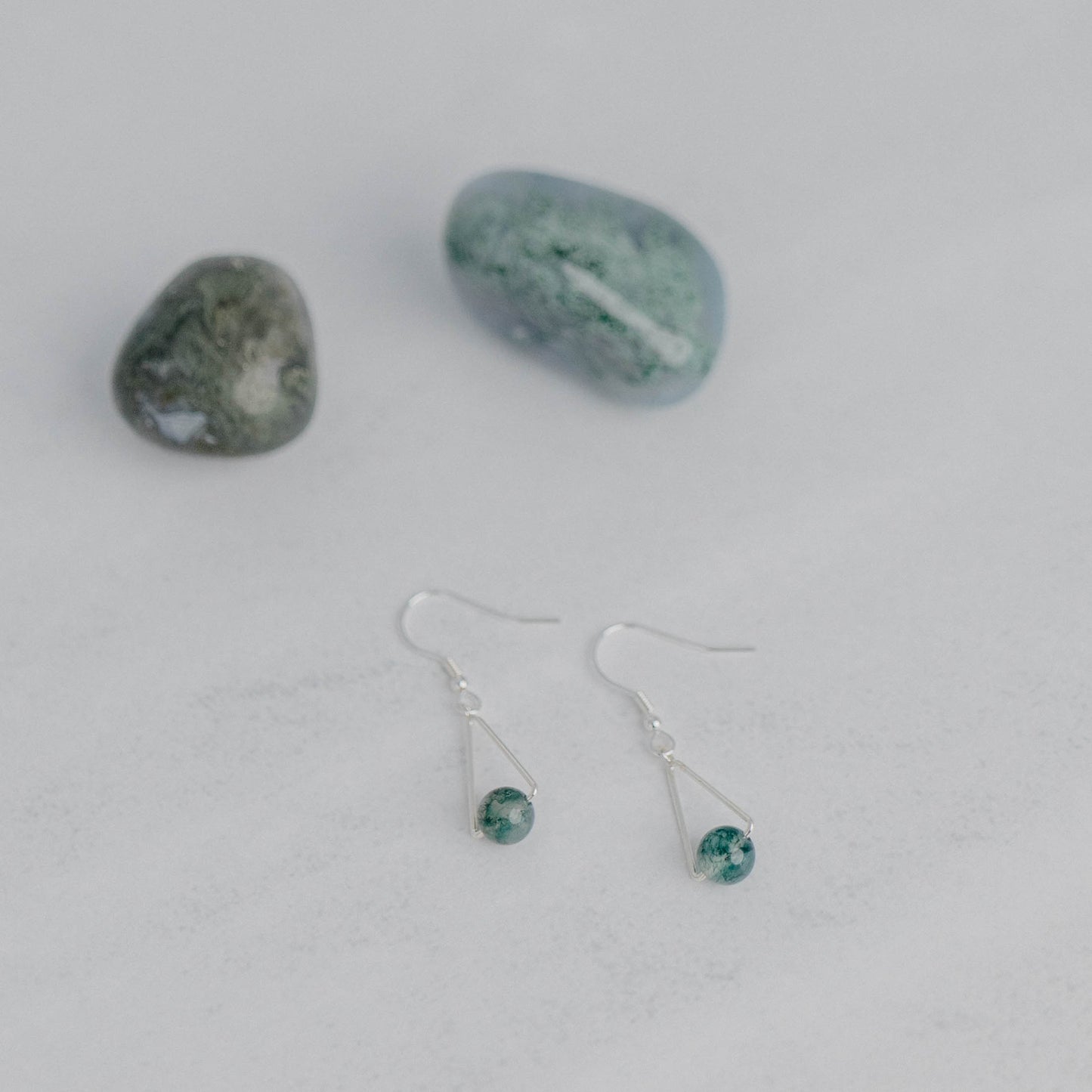 Handgefertigte Montara Ohrringe in Dreiecksform – inspiriert von der Bergform. Dezenter, moderner Edelsteinschmuck mit Moosachat. Einzigartige Begleiter von Moonlight Edelsteine.