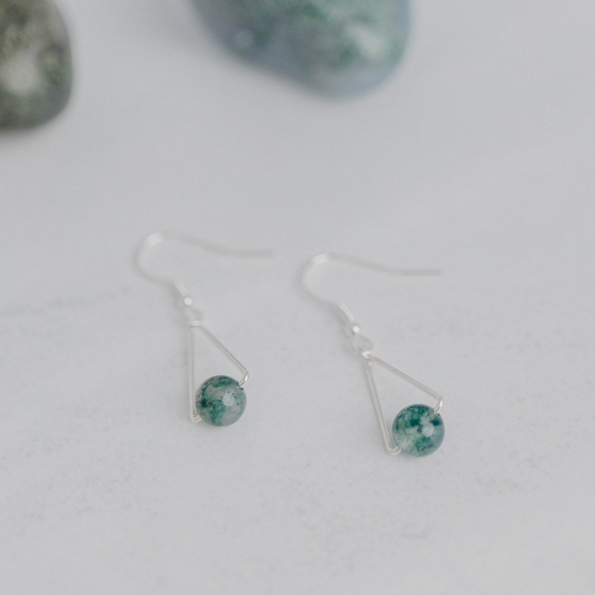 Handgefertigte Montara Ohrringe in Dreiecksform – inspiriert von der Bergform. Dezenter, moderner Edelsteinschmuck mit Moosachat. Einzigartige Begleiter von Moonlight Edelsteine.
