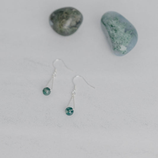 Handgefertigte Montara Ohrringe in Dreiecksform – inspiriert von der Bergform. Dezenter, moderner Edelsteinschmuck mit Moosachat. Einzigartige Begleiter von Moonlight Edelsteine.