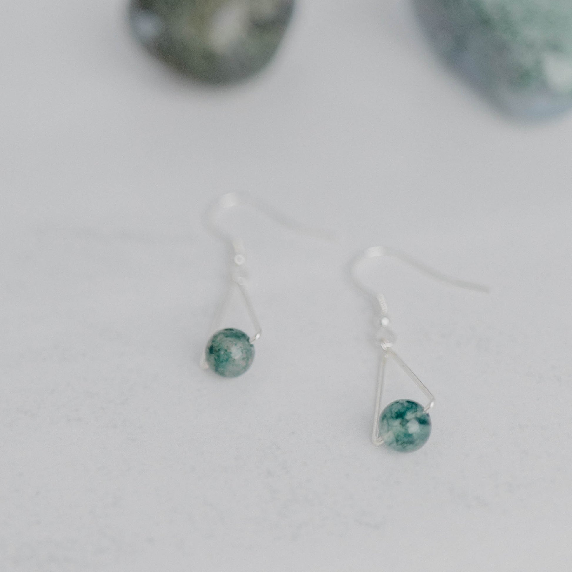 Handgefertigte Montara Ohrringe in Dreiecksform – inspiriert von der Bergform. Dezenter, moderner Edelsteinschmuck mit Moosachat. Einzigartige Begleiter von Moonlight Edelsteine.