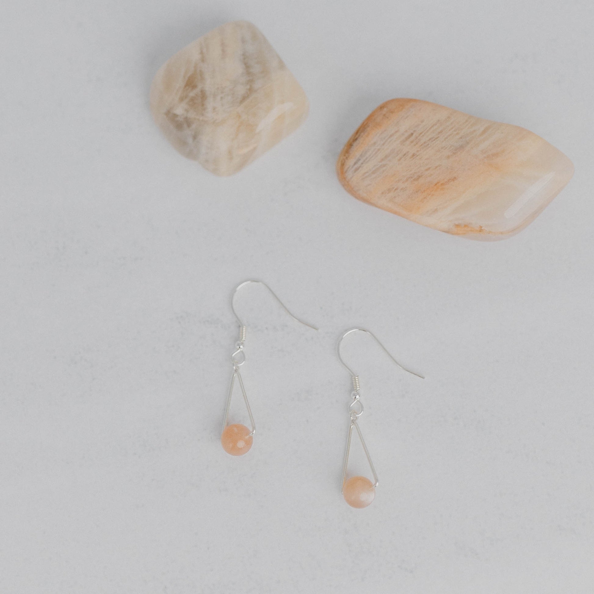 Handgefertigte Montara Ohrringe in Dreiecksform – inspiriert von der Bergform. Dezenter, moderner Edelsteinschmuck mit rosé Mondstein. Einzigartige Begleiter von Moonlight Edelsteine.