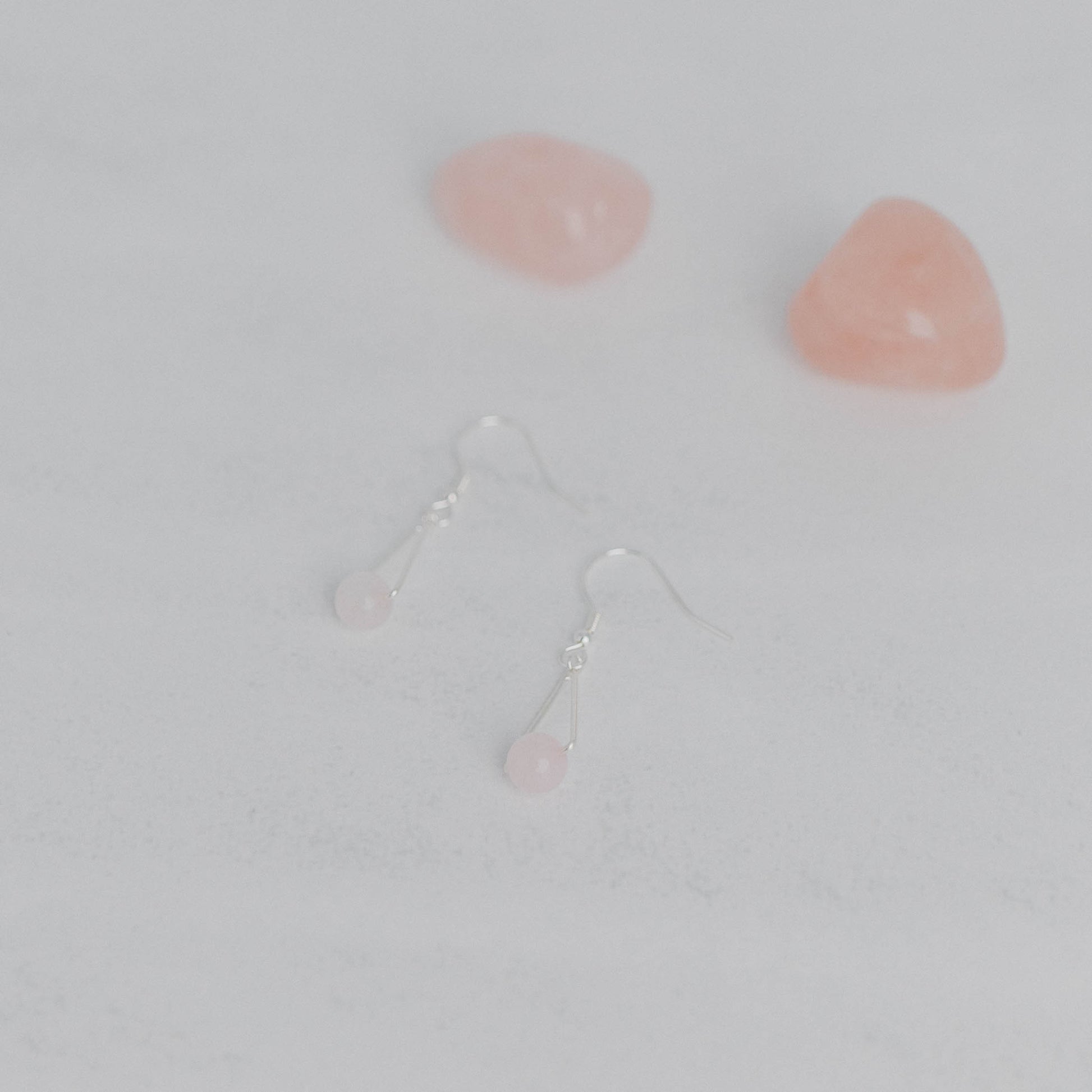 Handgefertigte Montara Ohrringe in Dreiecksform – inspiriert von der Bergform. Dezenter, moderner Edelsteinschmuck mit Rosenquarz. Einzigartige Begleiter von Moonlight Edelsteine.