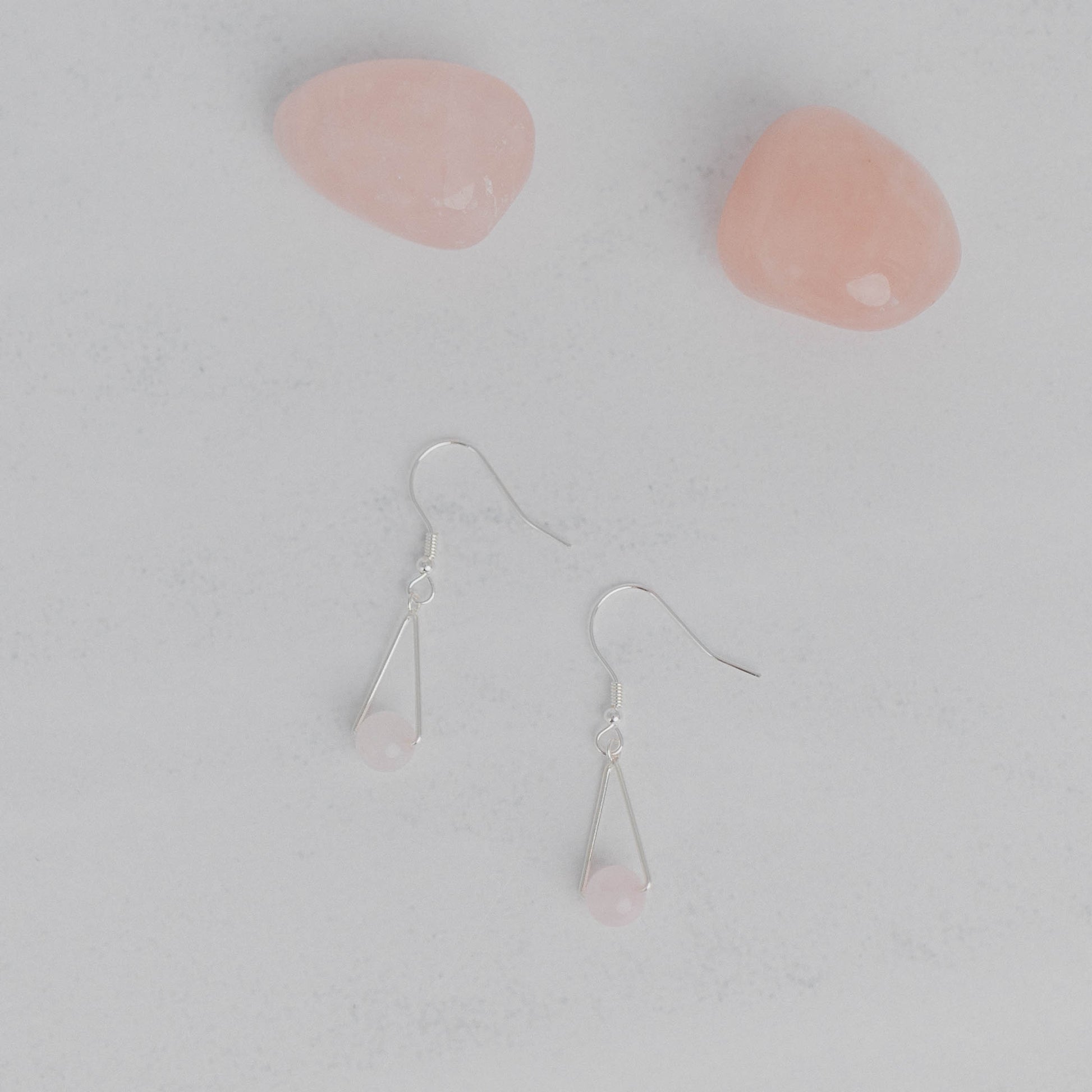 Handgefertigte Montara Ohrringe in Dreiecksform – inspiriert von der Bergform. Dezenter, moderner Edelsteinschmuck mit Rosenquarz. Einzigartige Begleiter von Moonlight Edelsteine.