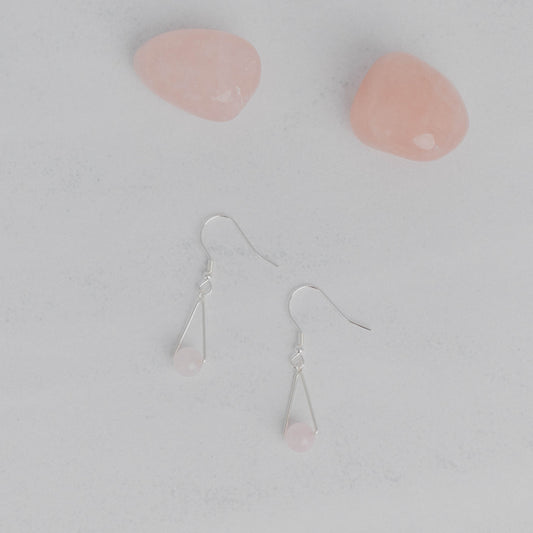 Handgefertigte Montara Ohrringe in Dreiecksform – inspiriert von der Bergform. Dezenter, moderner Edelsteinschmuck mit Rosenquarz. Einzigartige Begleiter von Moonlight Edelsteine.