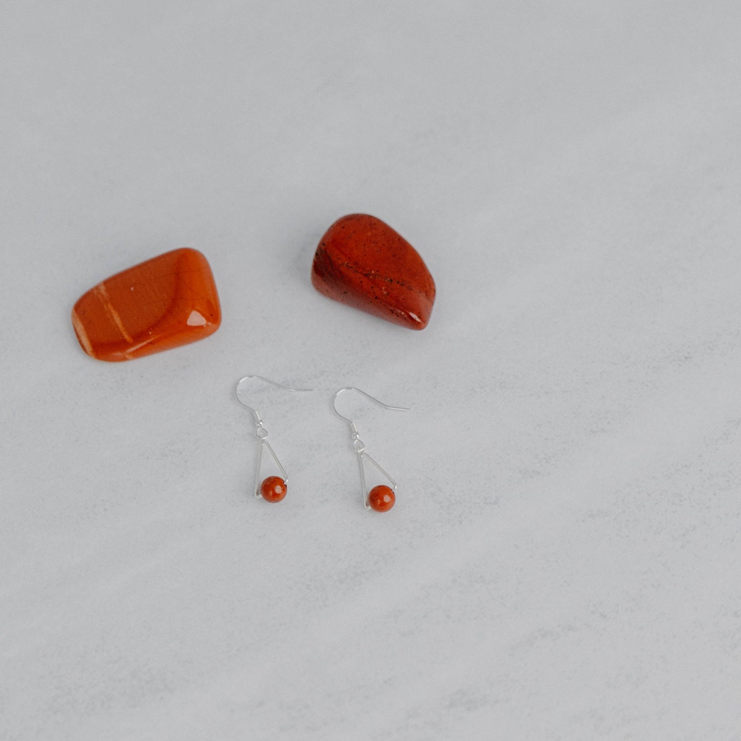 Handgefertigte Montara Ohrringe in Dreiecksform – inspiriert von der Bergform. Dezenter, moderner Edelsteinschmuck mit Roter Jaspis. Einzigartige Begleiter von Moonlight Edelsteine.