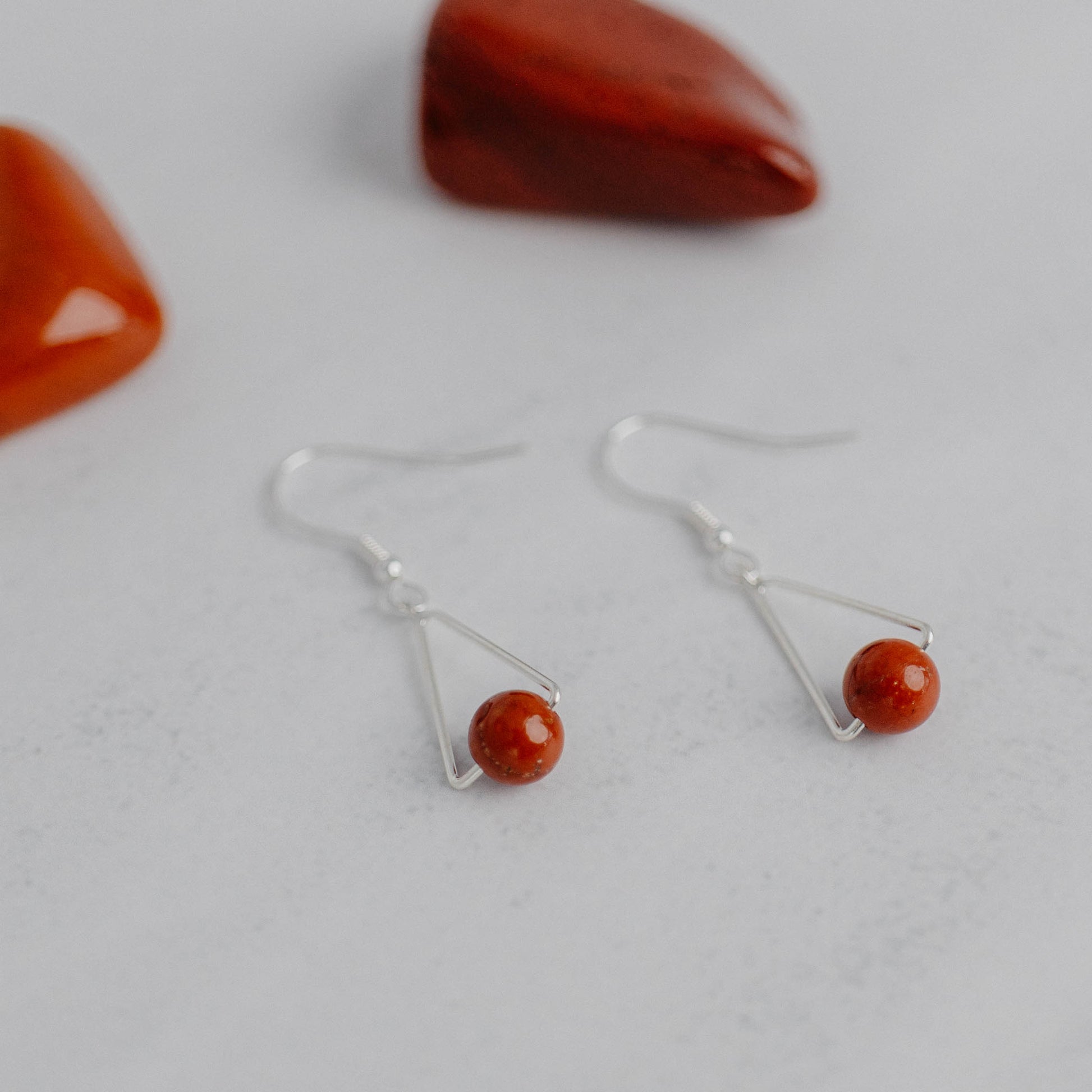 Handgefertigte Montara Ohrringe in Dreiecksform – inspiriert von der Bergform. Dezenter, moderner Edelsteinschmuck mit Roter Jaspis. Einzigartige Begleiter von Moonlight Edelsteine.