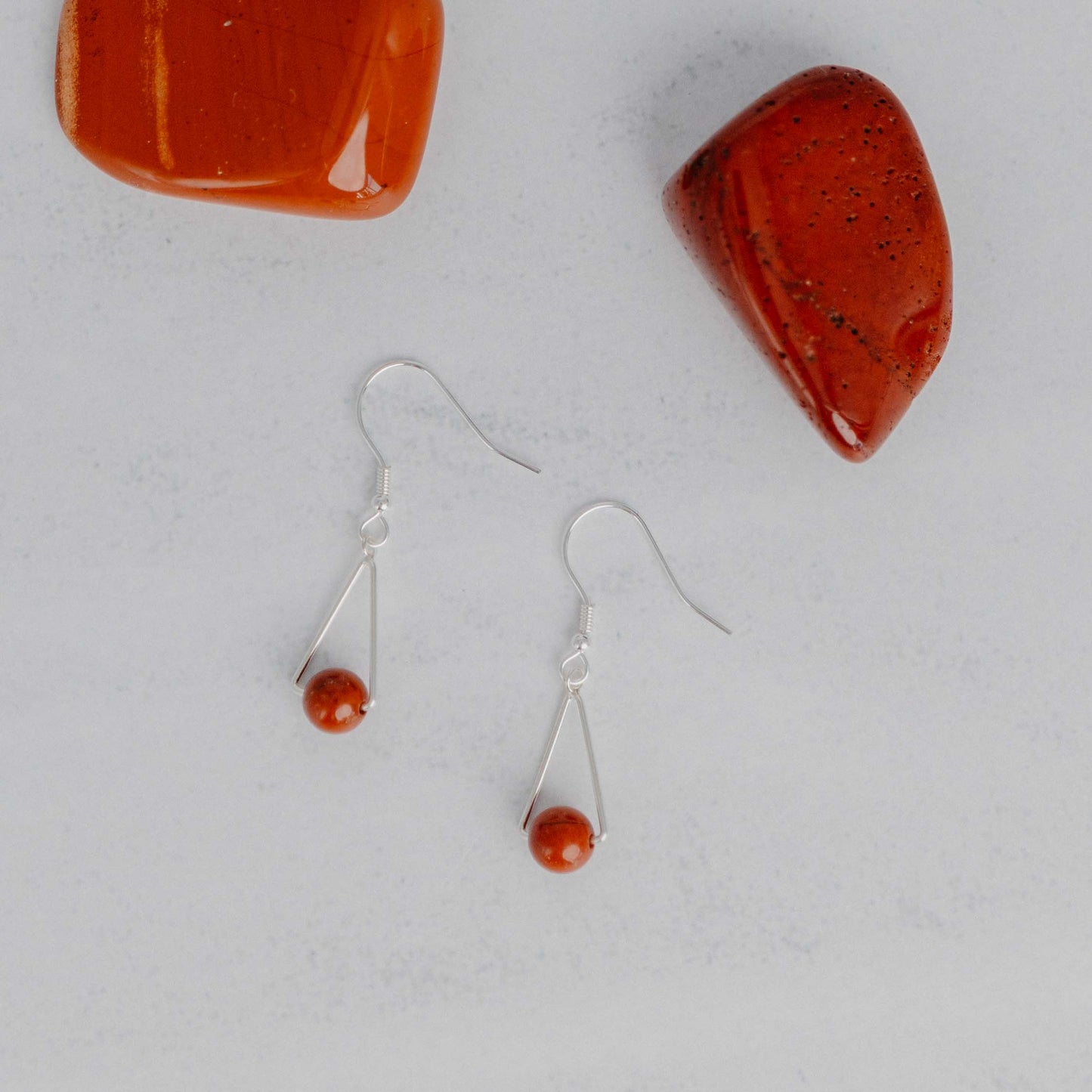 Handgefertigte Montara Ohrringe in Dreiecksform – inspiriert von der Bergform. Dezenter, moderner Edelsteinschmuck mit Roter Jaspis. Einzigartige Begleiter von Moonlight Edelsteine.