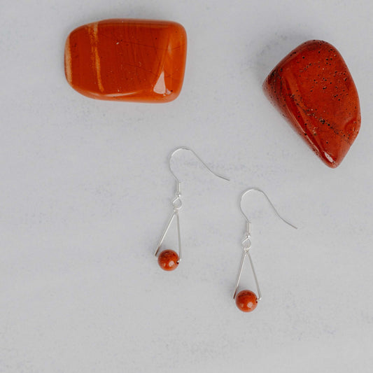 Handgefertigte Montara Ohrringe in Dreiecksform – inspiriert von der Bergform. Dezenter, moderner Edelsteinschmuck mit Roter Jaspis. Einzigartige Begleiter von Moonlight Edelsteine.