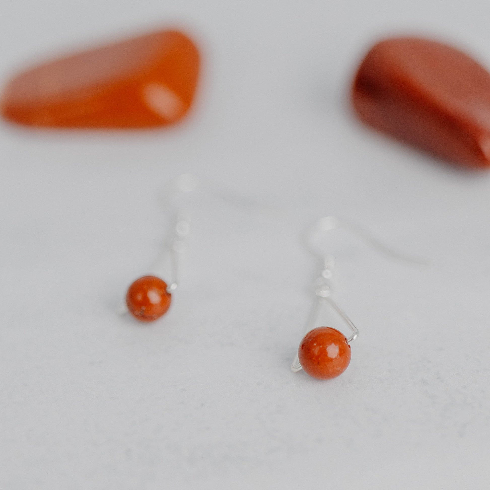 Handgefertigte Montara Ohrringe in Dreiecksform – inspiriert von der Bergform. Dezenter, moderner Edelsteinschmuck mit Roter Jaspis. Einzigartige Begleiter von Moonlight Edelsteine.