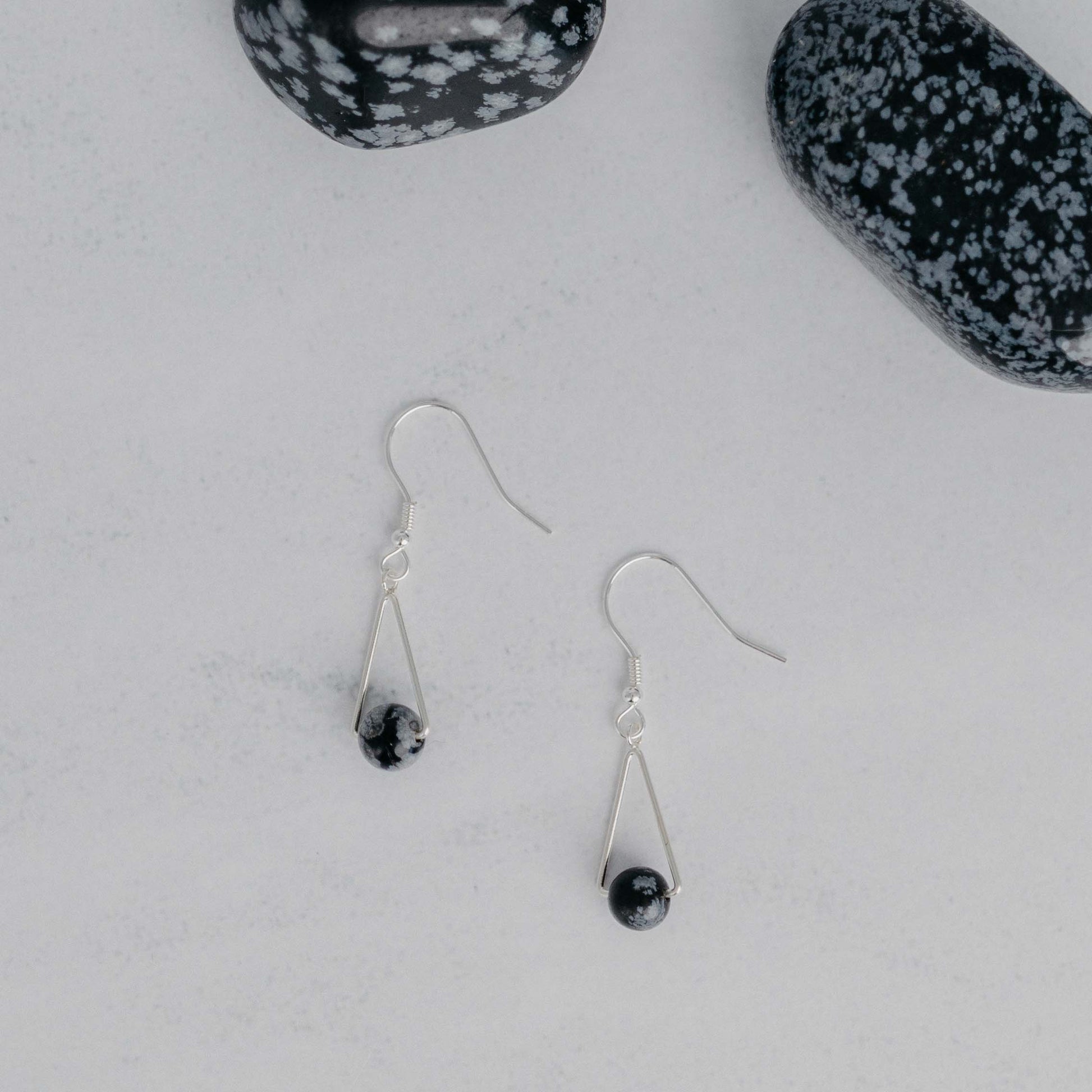 Handgefertigte Montara Ohrringe in Dreiecksform – inspiriert von der Bergform. Dezenter, moderner Edelsteinschmuck mit Schneeflockenobsidian. Einzigartige Begleiter von Moonlight Edelsteine.