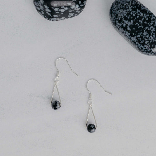 Handgefertigte Montara Ohrringe in Dreiecksform – inspiriert von der Bergform. Dezenter, moderner Edelsteinschmuck mit Schneeflockenobsidian. Einzigartige Begleiter von Moonlight Edelsteine.