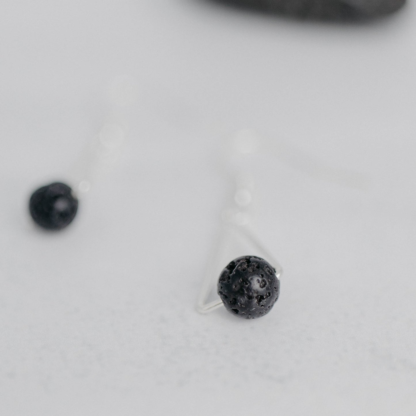 Handgefertigte Montara Ohrringe in Dreiecksform – inspiriert von der Bergform. Dezenter, moderner Edelsteinschmuck mit Lava. Einzigartige Begleiter von Moonlight Edelsteine.