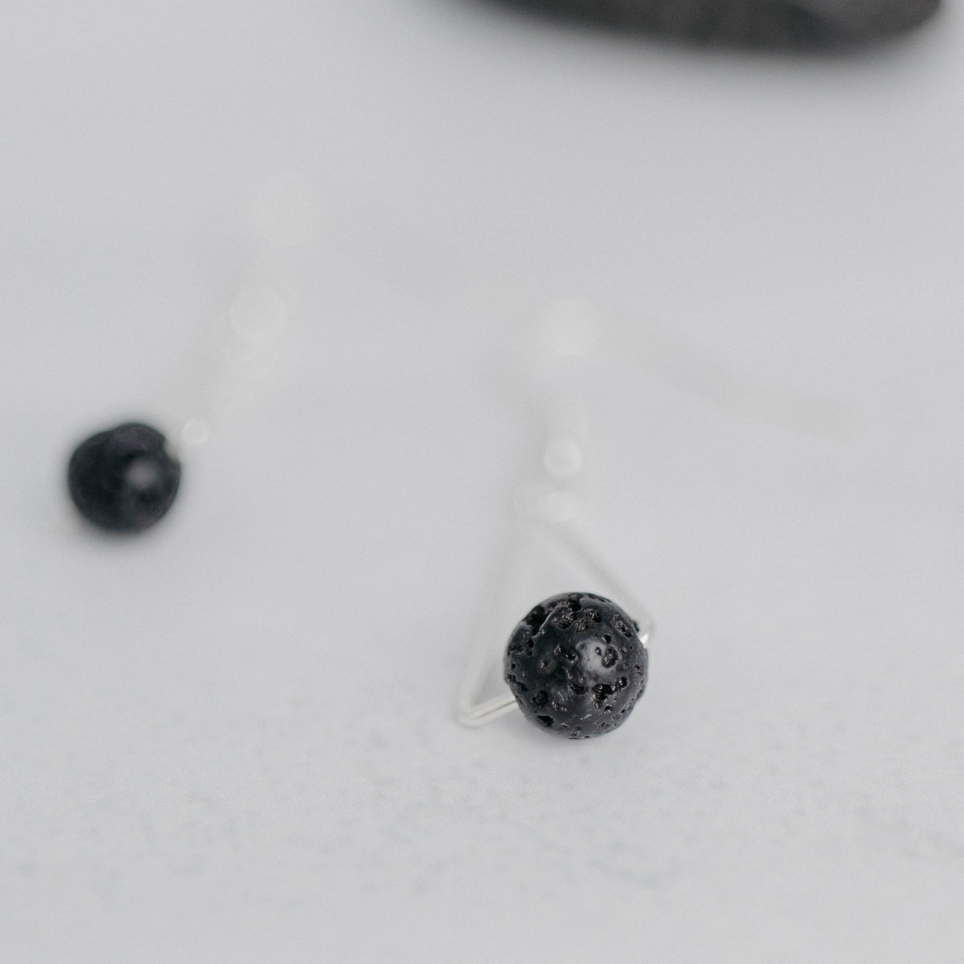 Handgefertigte Montara Ohrringe in Dreiecksform – inspiriert von der Bergform. Dezenter, moderner Edelsteinschmuck mit Lava. Einzigartige Begleiter von Moonlight Edelsteine.