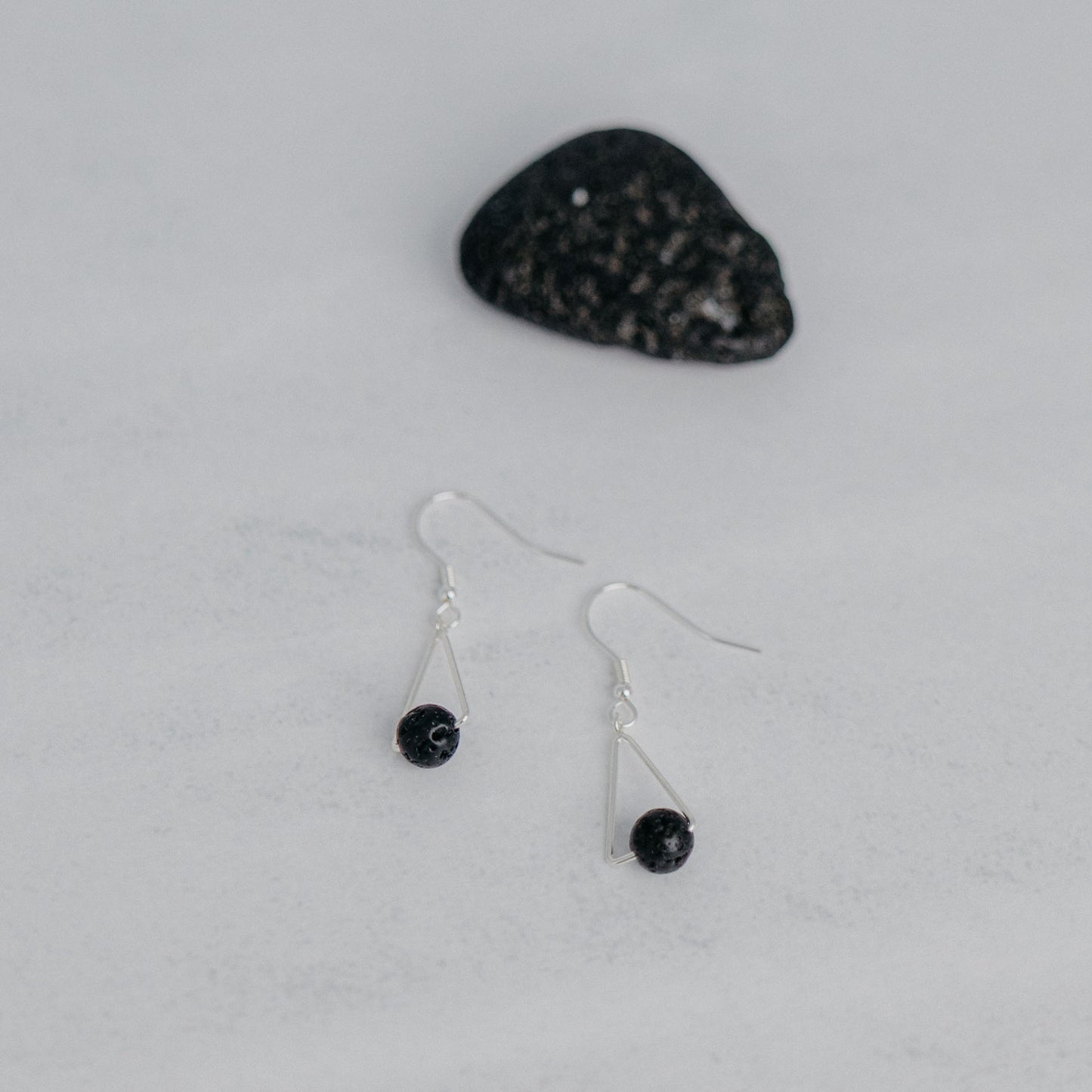 Handgefertigte Montara Ohrringe in Dreiecksform – inspiriert von der Bergform. Dezenter, moderner Edelsteinschmuck mit Lava. Einzigartige Begleiter von Moonlight Edelsteine.