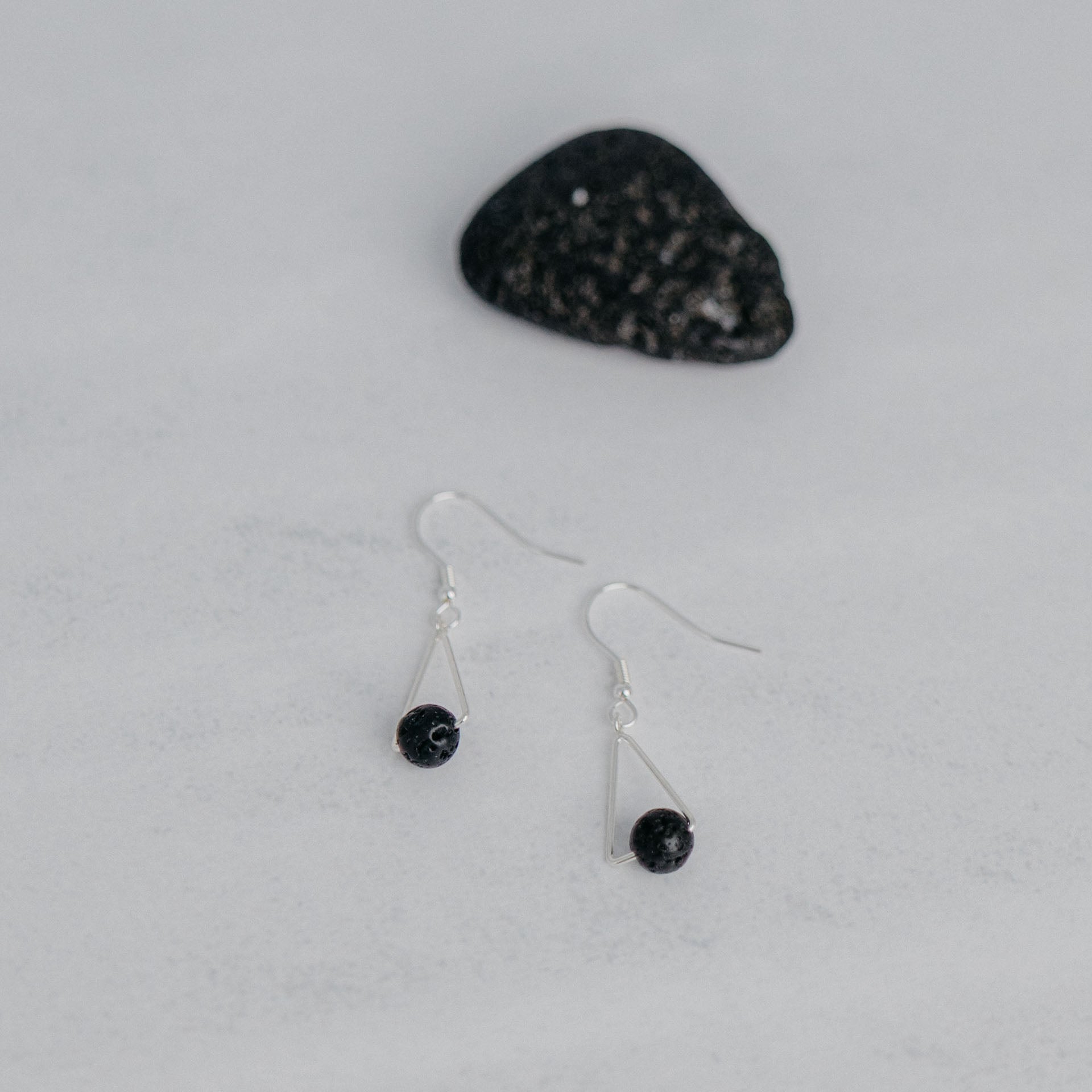 Handgefertigte Montara Ohrringe in Dreiecksform – inspiriert von der Bergform. Dezenter, moderner Edelsteinschmuck mit Lava. Einzigartige Begleiter von Moonlight Edelsteine.