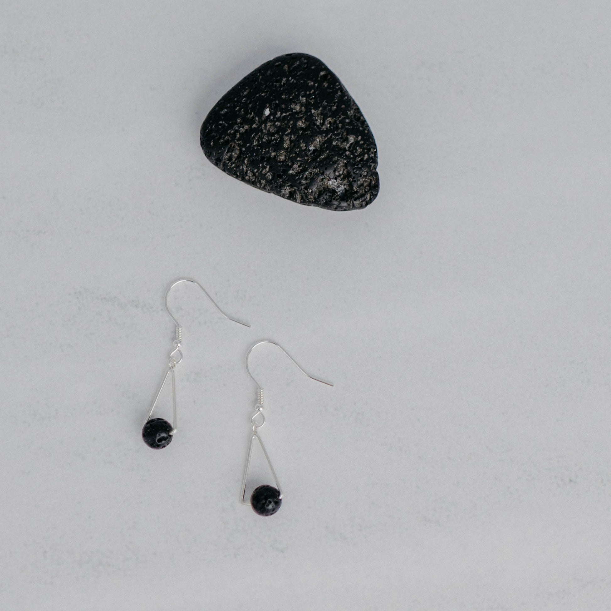 Handgefertigte Montara Ohrringe in Dreiecksform – inspiriert von der Bergform. Dezenter, moderner Edelsteinschmuck mit Lava. Einzigartige Begleiter von Moonlight Edelsteine.