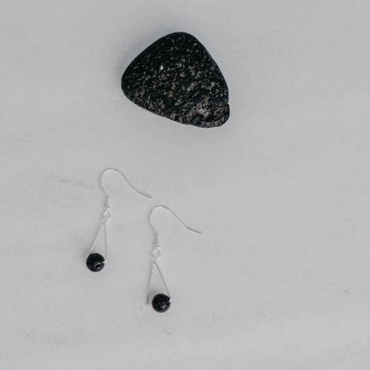 Handgefertigte Montara Ohrringe in Dreiecksform – inspiriert von der Bergform. Dezenter, moderner Edelsteinschmuck mit Lava. Einzigartige Begleiter von Moonlight Edelsteine.
