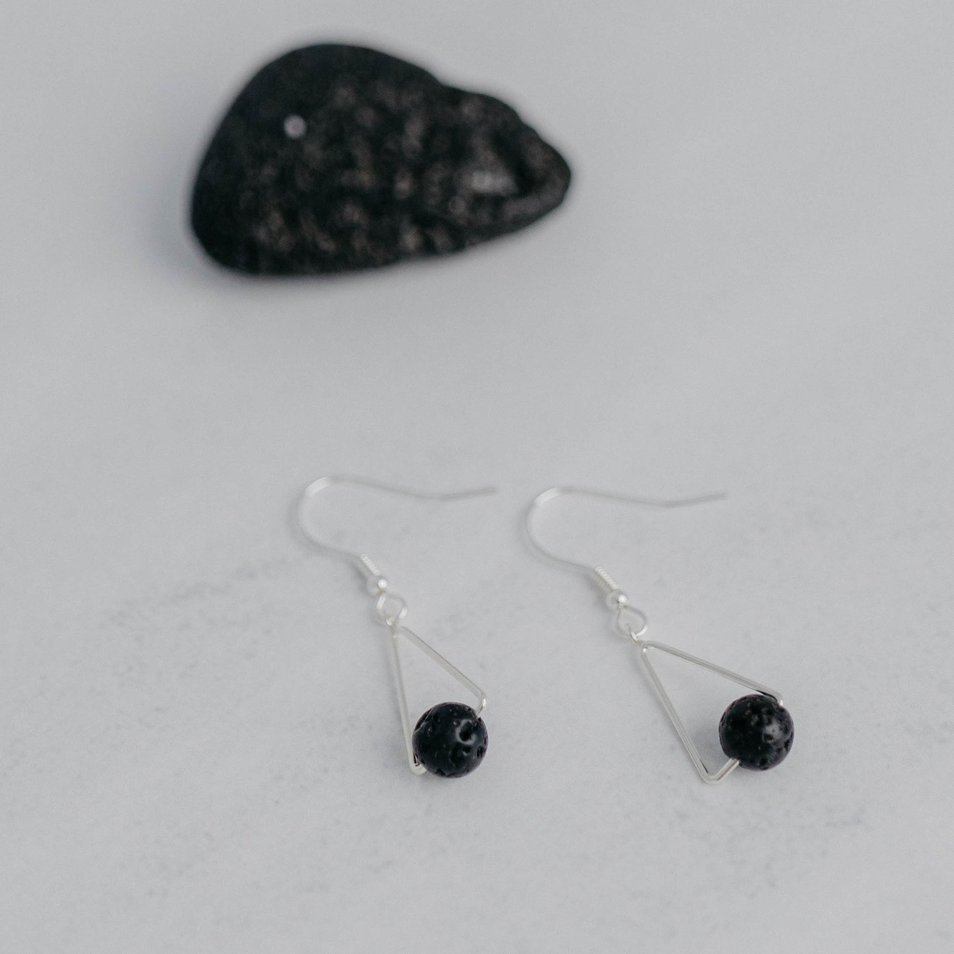 Handgefertigte Montara Ohrringe in Dreiecksform – inspiriert von der Bergform. Dezenter, moderner Edelsteinschmuck mit Lava. Einzigartige Begleiter von Moonlight Edelsteine.