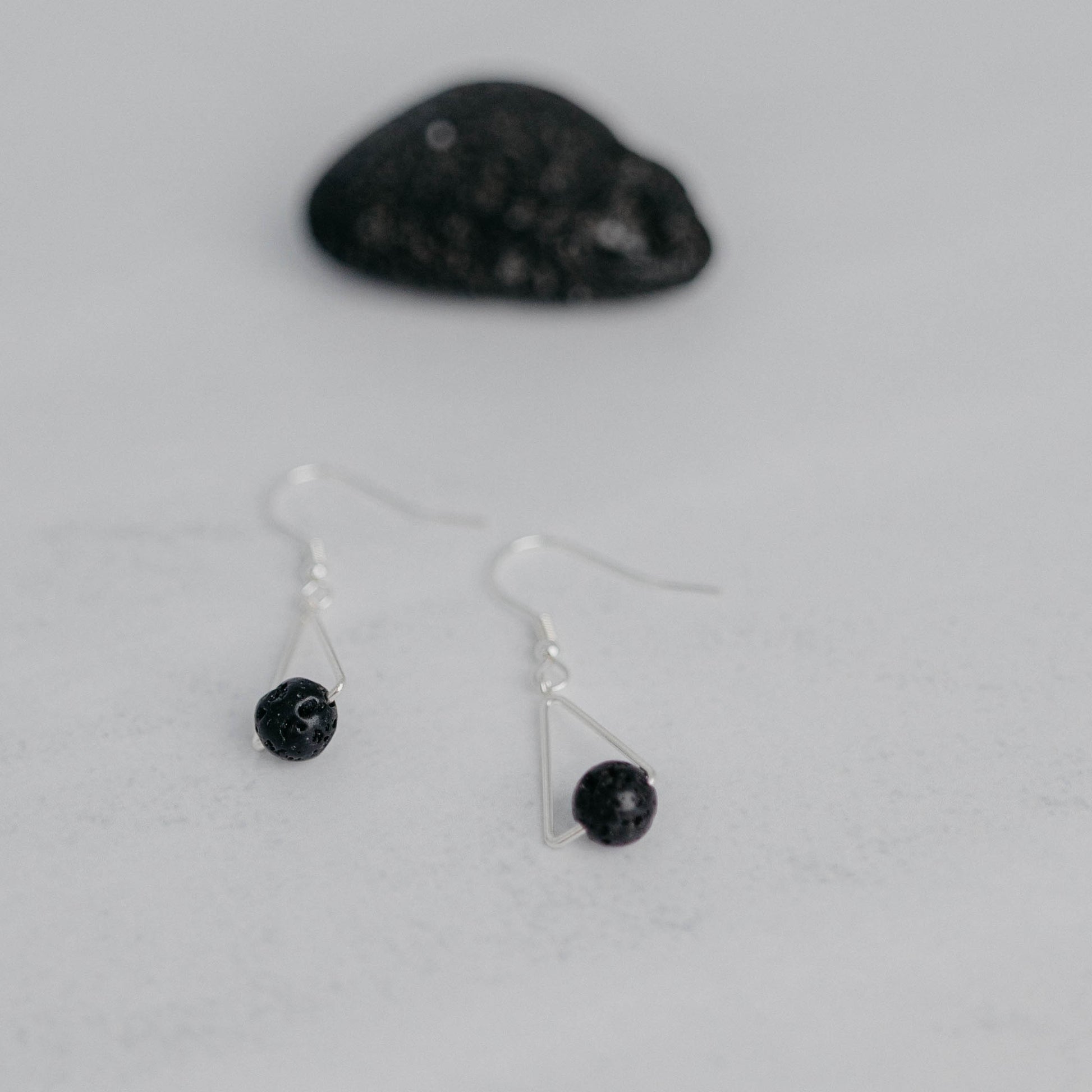 Handgefertigte Montara Ohrringe in Dreiecksform – inspiriert von der Bergform. Dezenter, moderner Edelsteinschmuck mit Lava. Einzigartige Begleiter von Moonlight Edelsteine.