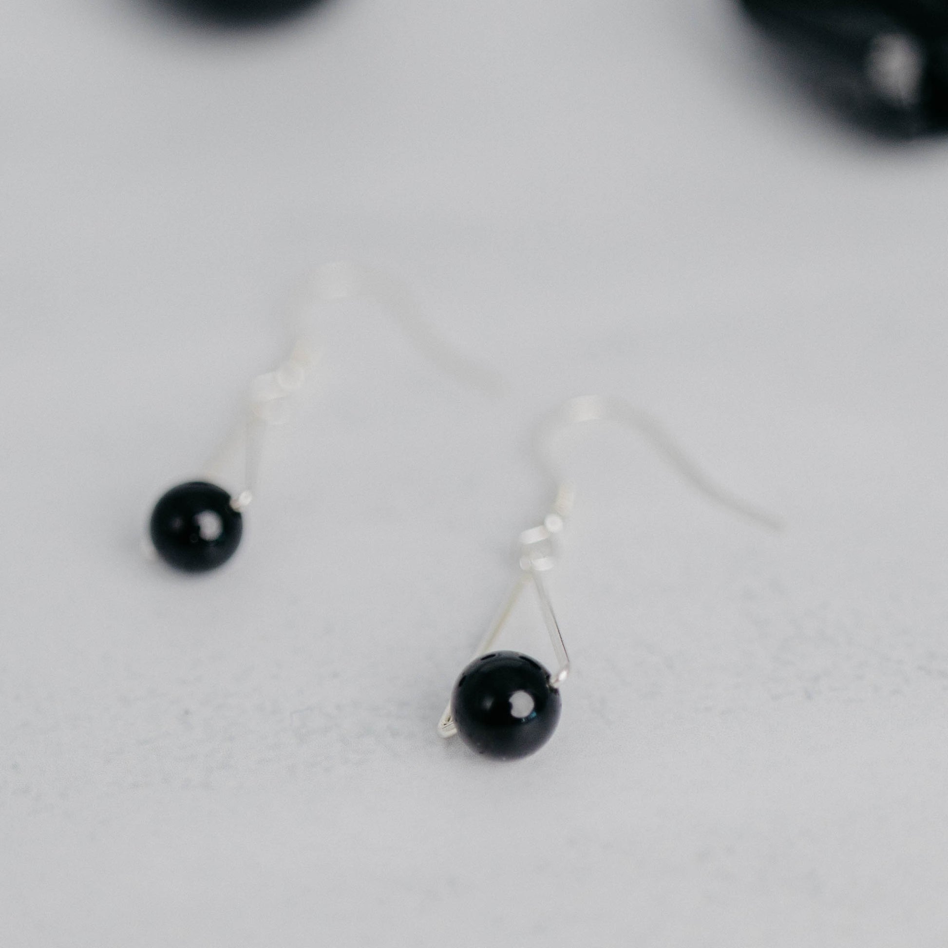 Handgefertigte Montara Ohrringe in Dreiecksform – inspiriert von der Bergform. Dezenter, moderner Edelsteinschmuck mit schwarzer Turmalin. Einzigartige Begleiter von Moonlight Edelsteine.