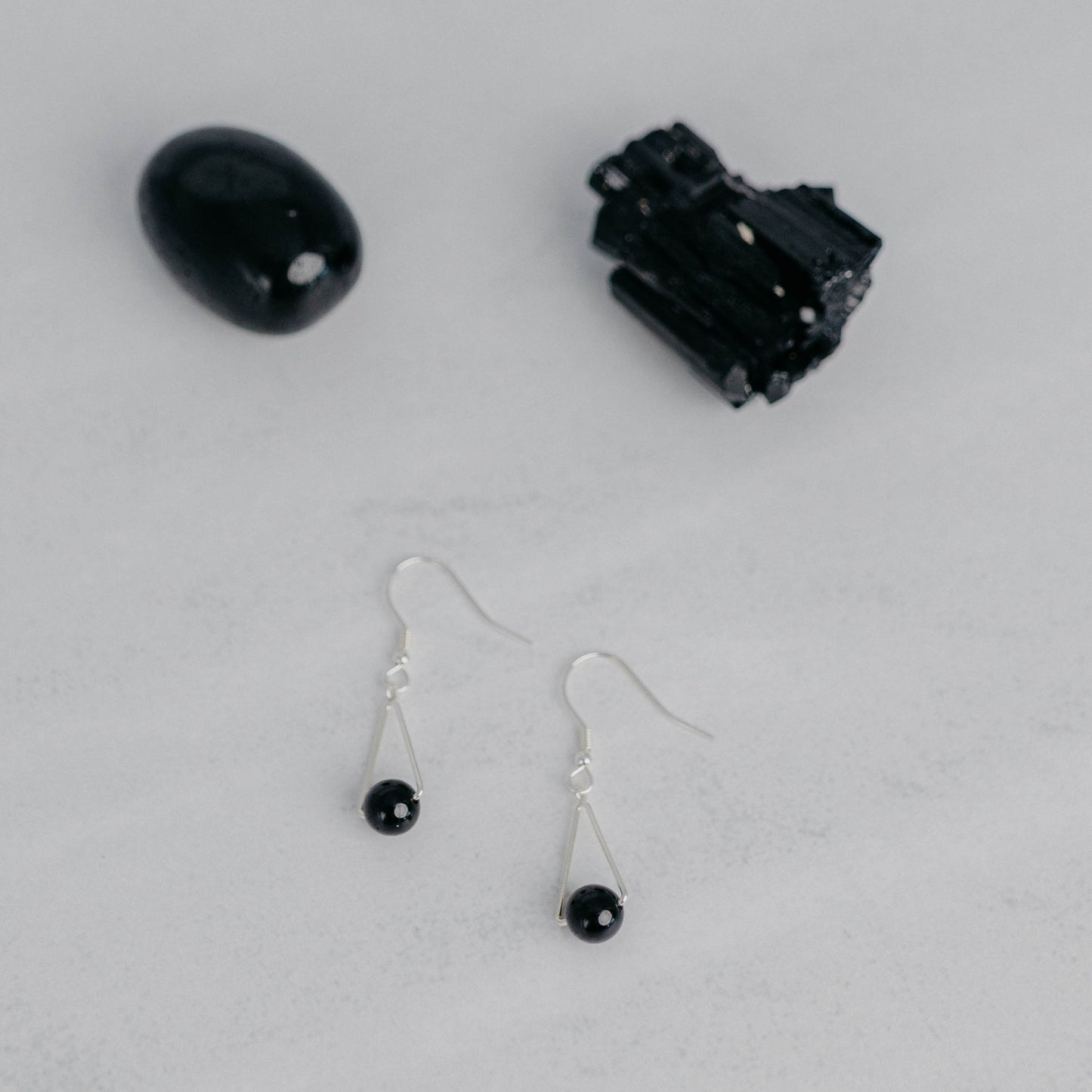 Handgefertigte Montara Ohrringe in Dreiecksform – inspiriert von der Bergform. Dezenter, moderner Edelsteinschmuck mit schwarzer Turmalin. Einzigartige Begleiter von Moonlight Edelsteine.