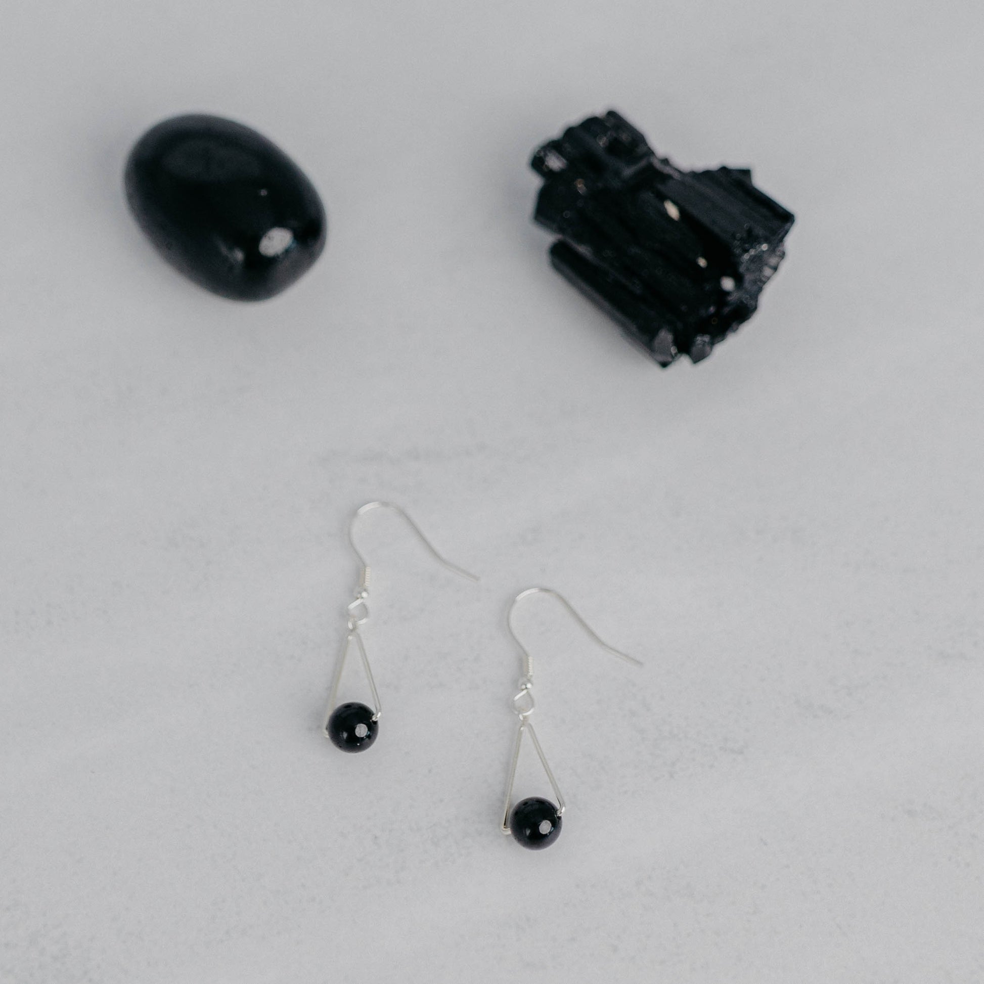 Handgefertigte Montara Ohrringe in Dreiecksform – inspiriert von der Bergform. Dezenter, moderner Edelsteinschmuck mit schwarzer Turmalin. Einzigartige Begleiter von Moonlight Edelsteine.