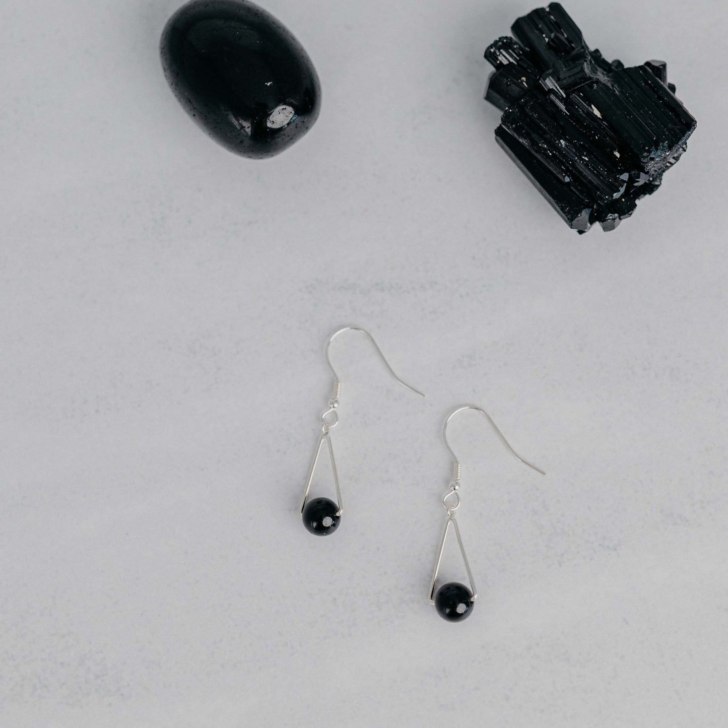 Handgefertigte Montara Ohrringe in Dreiecksform – inspiriert von der Bergform. Dezenter, moderner Edelsteinschmuck mit schwarzer Turmalin. Einzigartige Begleiter von Moonlight Edelsteine.