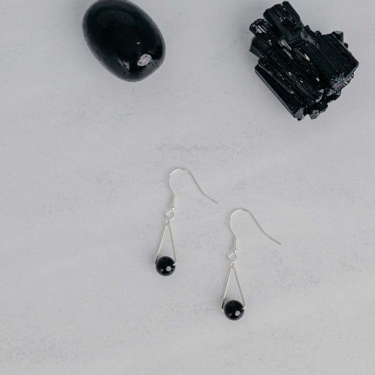 Handgefertigte Montara Ohrringe in Dreiecksform – inspiriert von der Bergform. Dezenter, moderner Edelsteinschmuck mit schwarzer Turmalin. Einzigartige Begleiter von Moonlight Edelsteine.