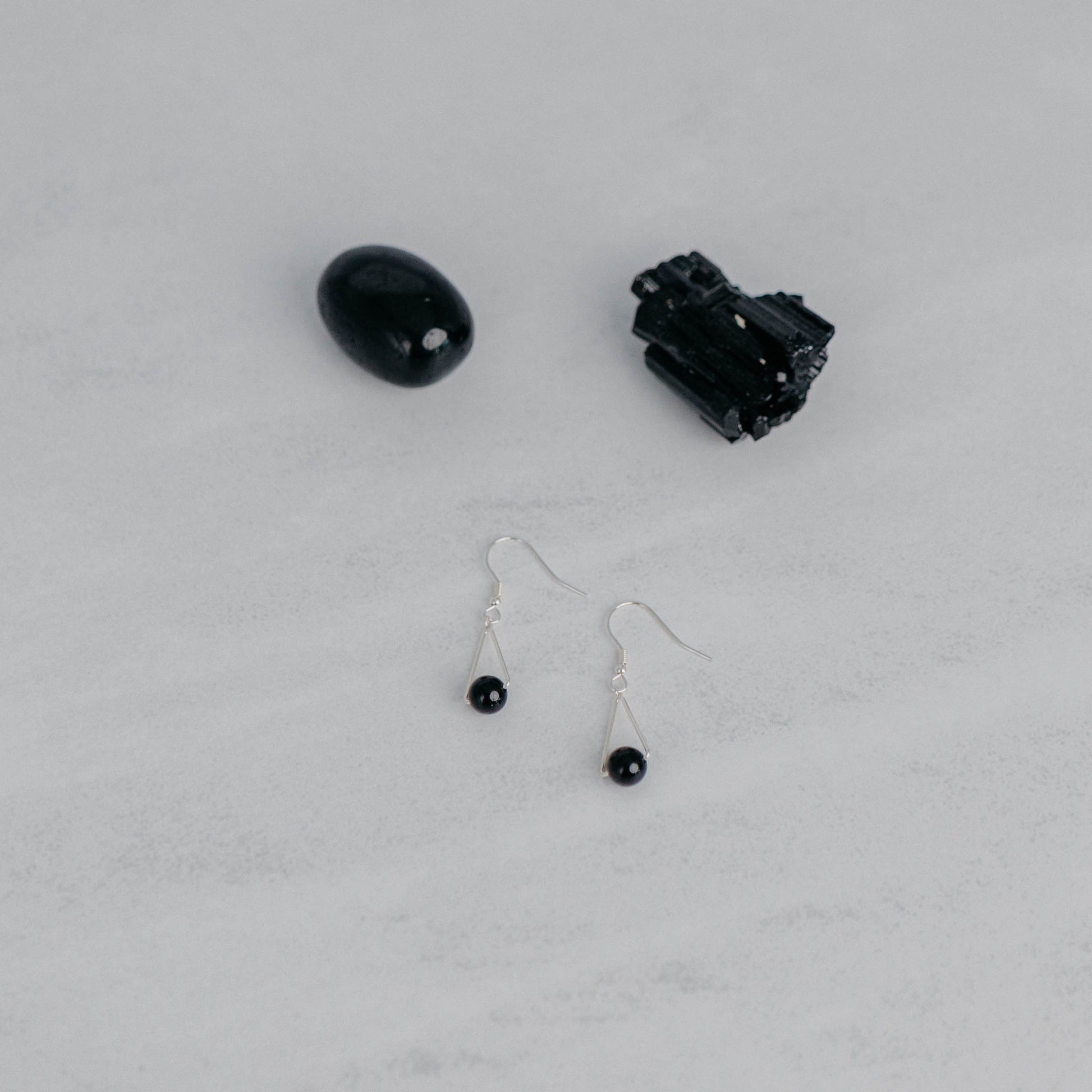 Handgefertigte Montara Ohrringe in Dreiecksform – inspiriert von der Bergform. Dezenter, moderner Edelsteinschmuck mit schwarzer Turmalin. Einzigartige Begleiter von Moonlight Edelsteine.