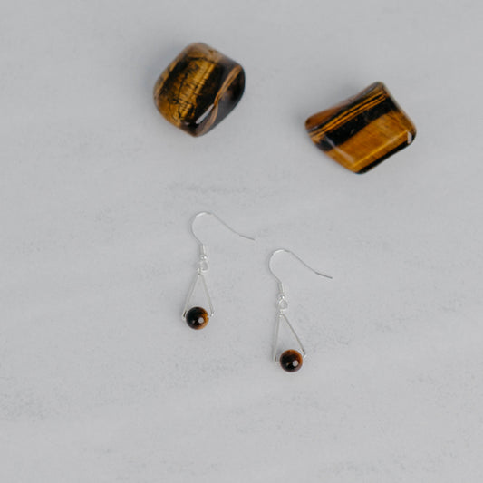 Handgefertigte Montara Ohrringe in Dreiecksform – inspiriert von der Bergform. Dezenter, moderner Edelsteinschmuck mit Tigerauge. Einzigartige Begleiter von Moonlight Edelsteine.