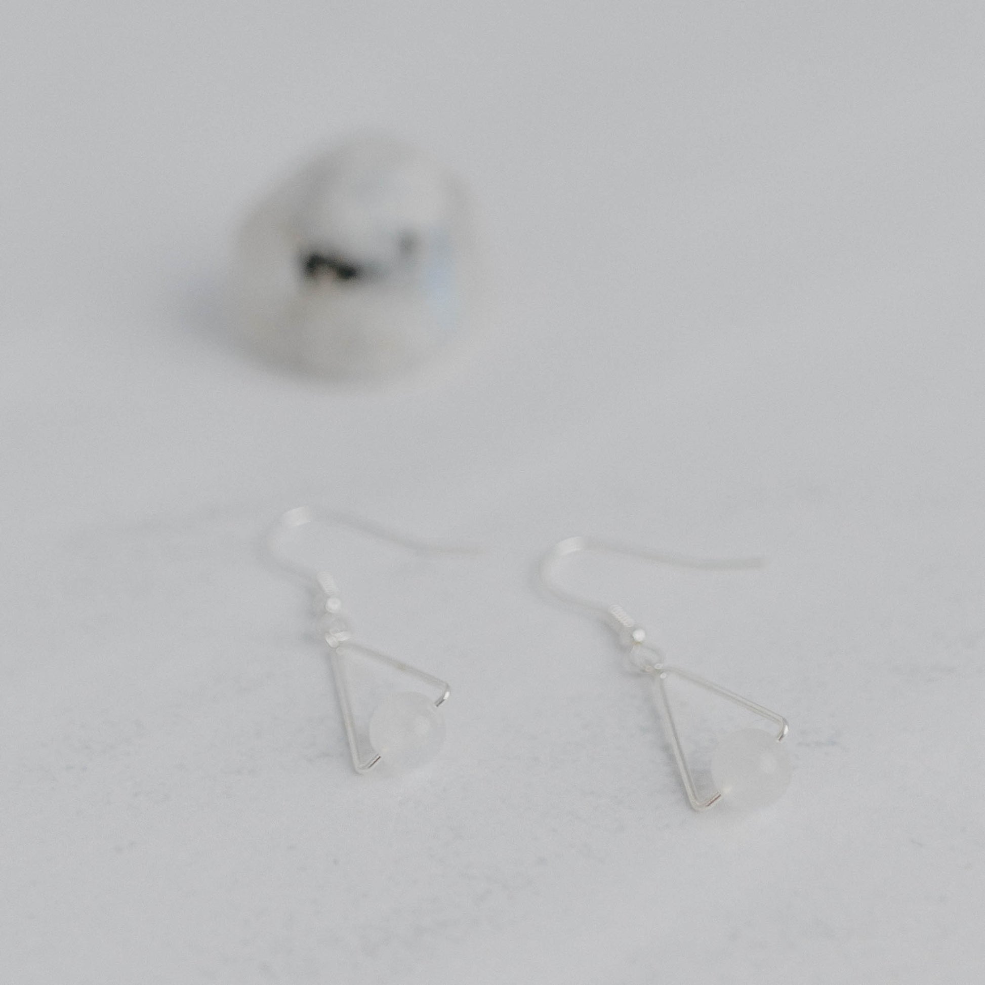 Handgefertigte Montara Ohrringe in Dreiecksform – inspiriert von der Bergform. Dezenter, moderner Edelsteinschmuck mit weisser Mondstein. Einzigartige Begleiter von Moonlight Edelsteine.