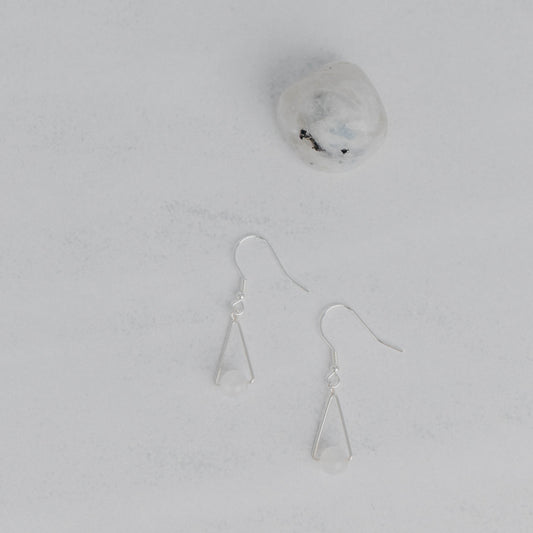 Handgefertigte Montara Ohrringe in Dreiecksform – inspiriert von der Bergform. Dezenter, moderner Edelsteinschmuck mit weisser Mondstein. Einzigartige Begleiter von Moonlight Edelsteine.