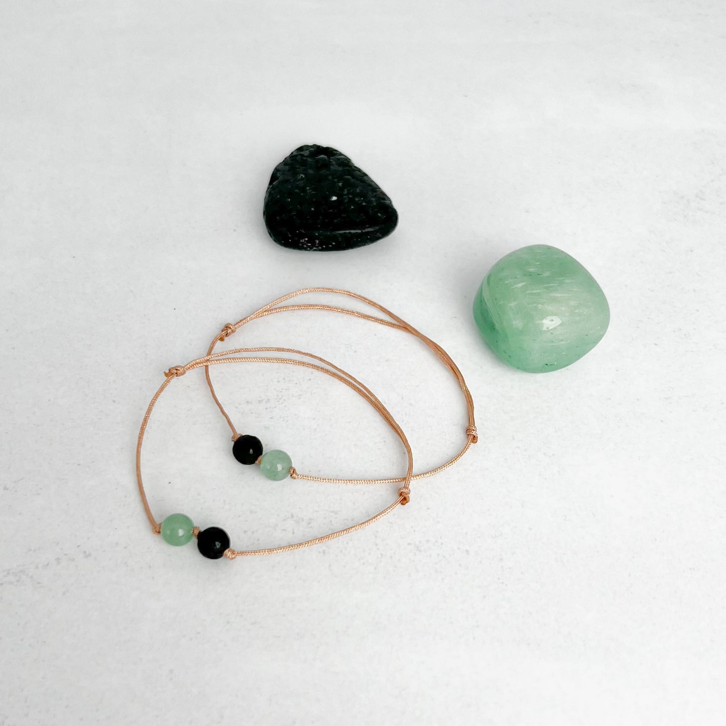 Paararmband 2er-Set – handgefertigte Nylon-Armbänder mit je einer Edelstein-Perle. Symbol für Liebe, Zusammenhalt und Verbundenheit – Moonlight Edelsteine.