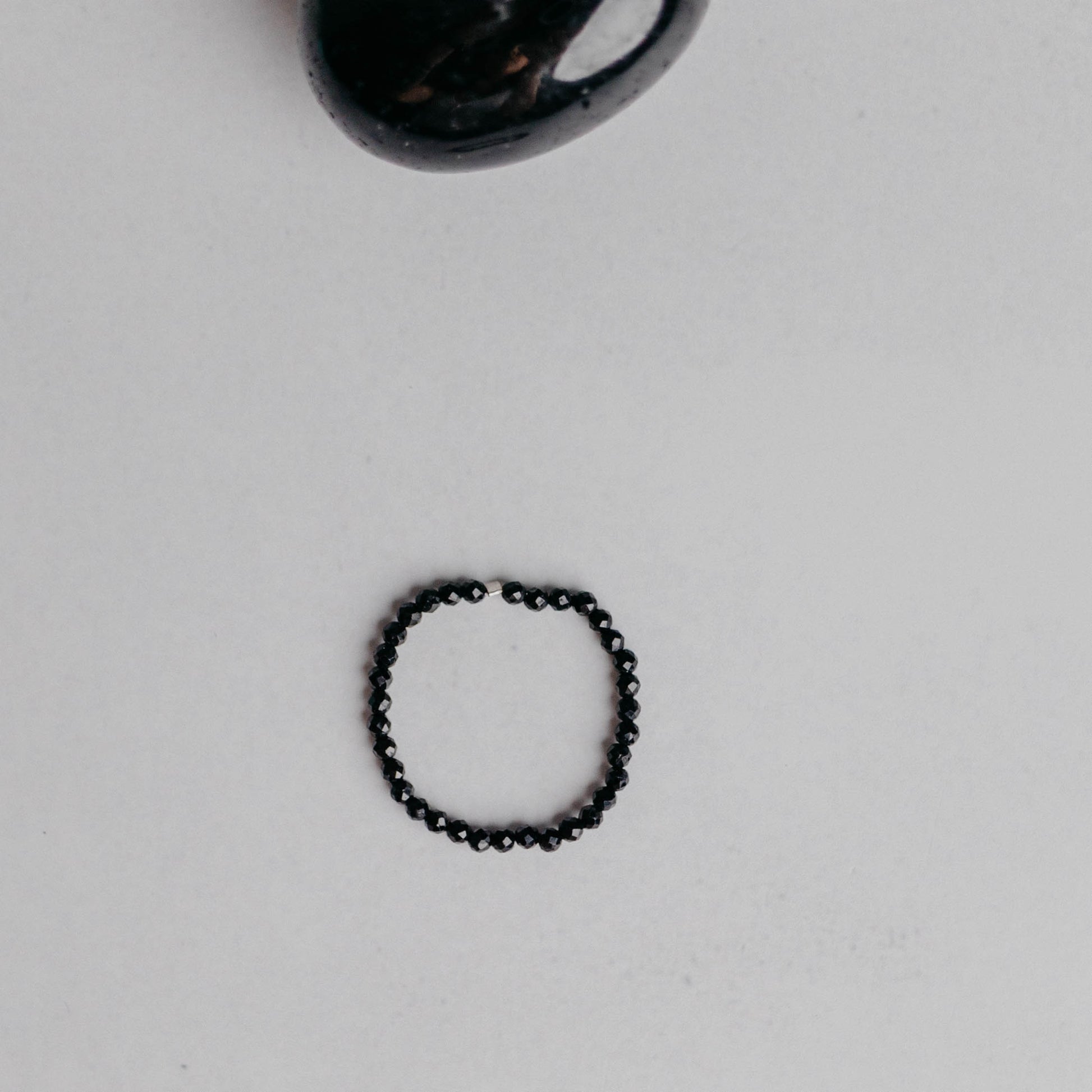 Handgemachter Ring mit Edelstein – zeitloses Design, einzigartig gefertigt von Moonlight Edelsteine.
