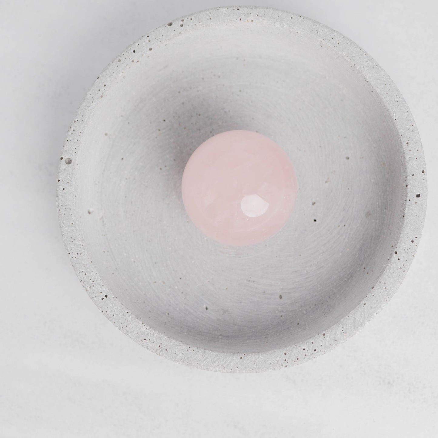 Rosenquarz Kugel – Edelstein-Kristall für Liebe, Harmonie & Herzöffnung. Ideal als Deko & Heilstein.