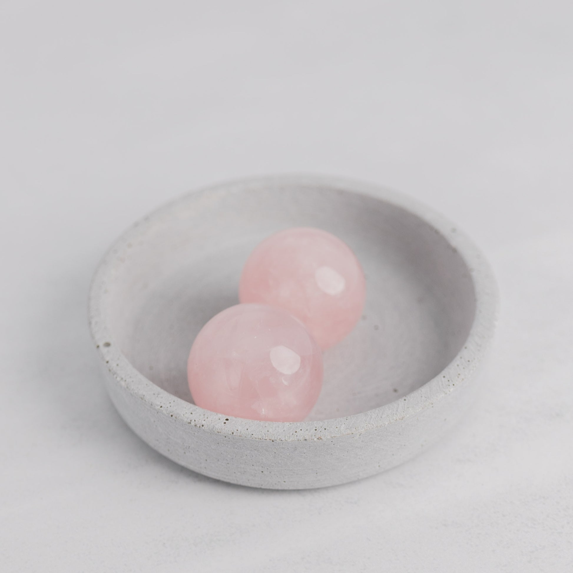 Rosenquarz Kugel – Edelstein-Kristall für Liebe, Harmonie & Herzöffnung. Ideal als Deko & Heilstein.